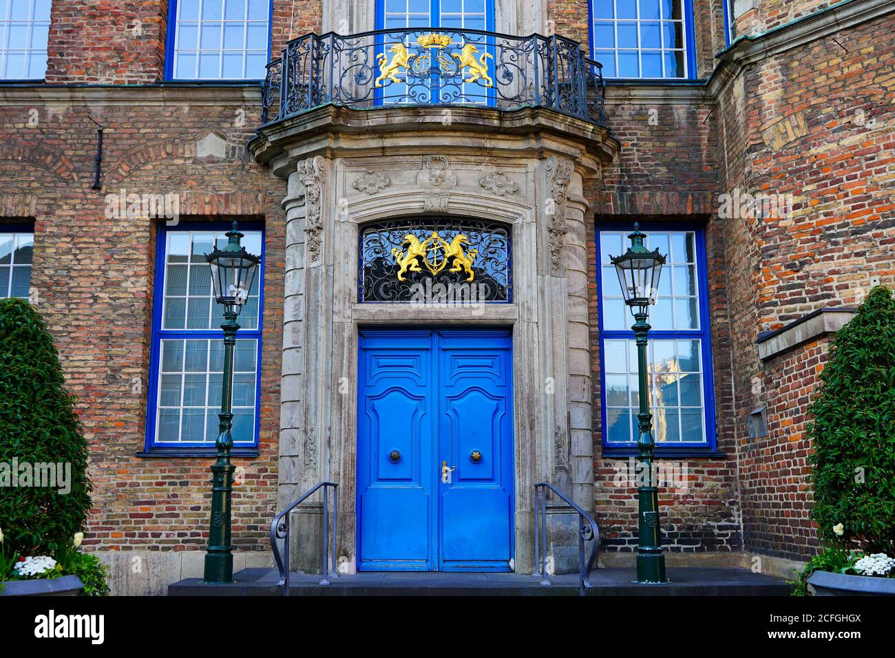 Vue rapprochée de l'entrée de l'ancien hôtel de ville (Altes Rathaus) sur la place du marché à Düsseldorf, dans la vieille ville, avec porte bleue et Lion d'or Bergisch. Banque D'Images