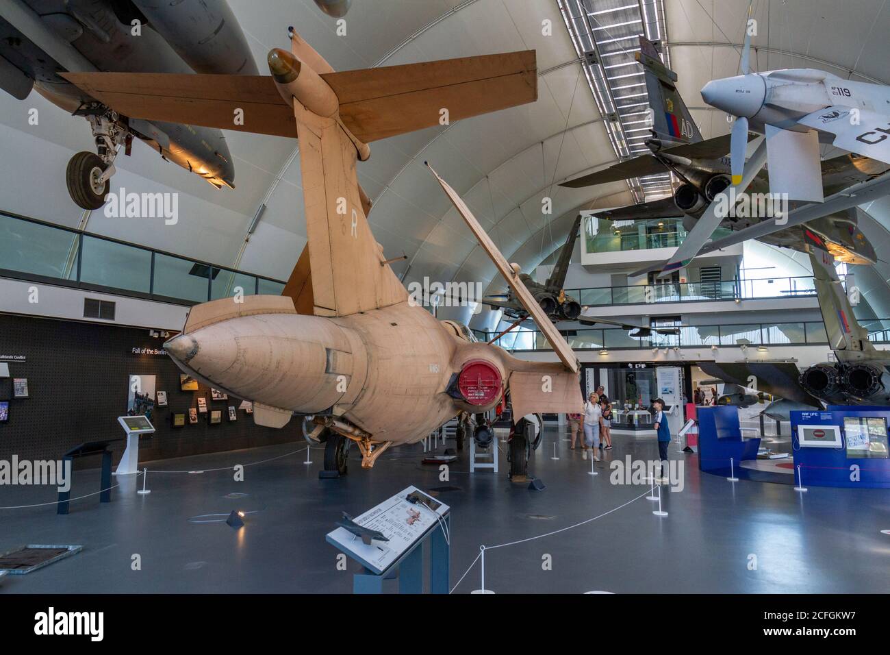 Vue générale des avions militaires modernes exposés au RAF Museum, Londres, Royaume-Uni. Banque D'Images