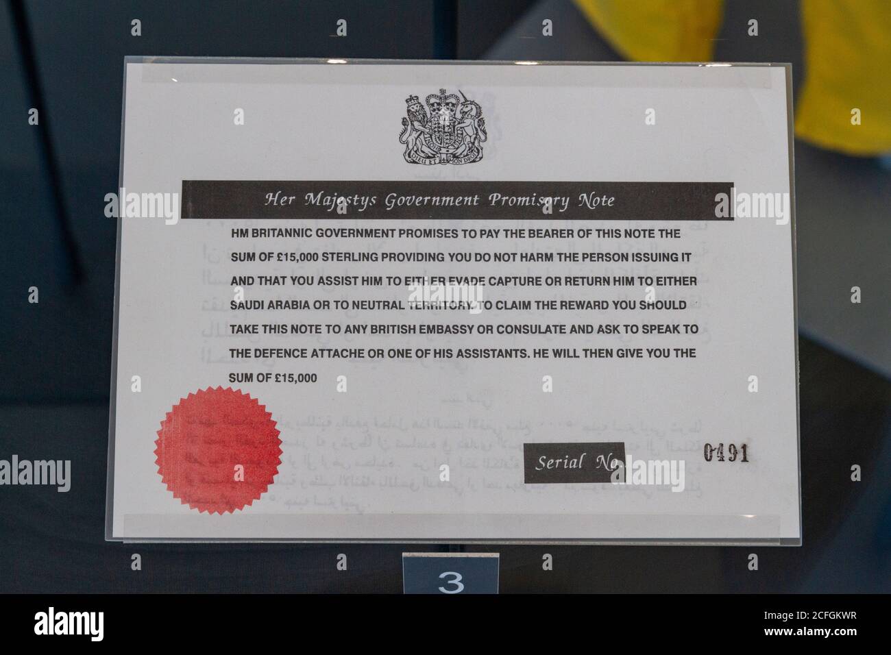 Un passe de conduite sûre porté pendant la guerre du Golfe en 1991 par des pilotes (voir notes) exposés au RAF Museum, Londres, Royaume-Uni. Banque D'Images