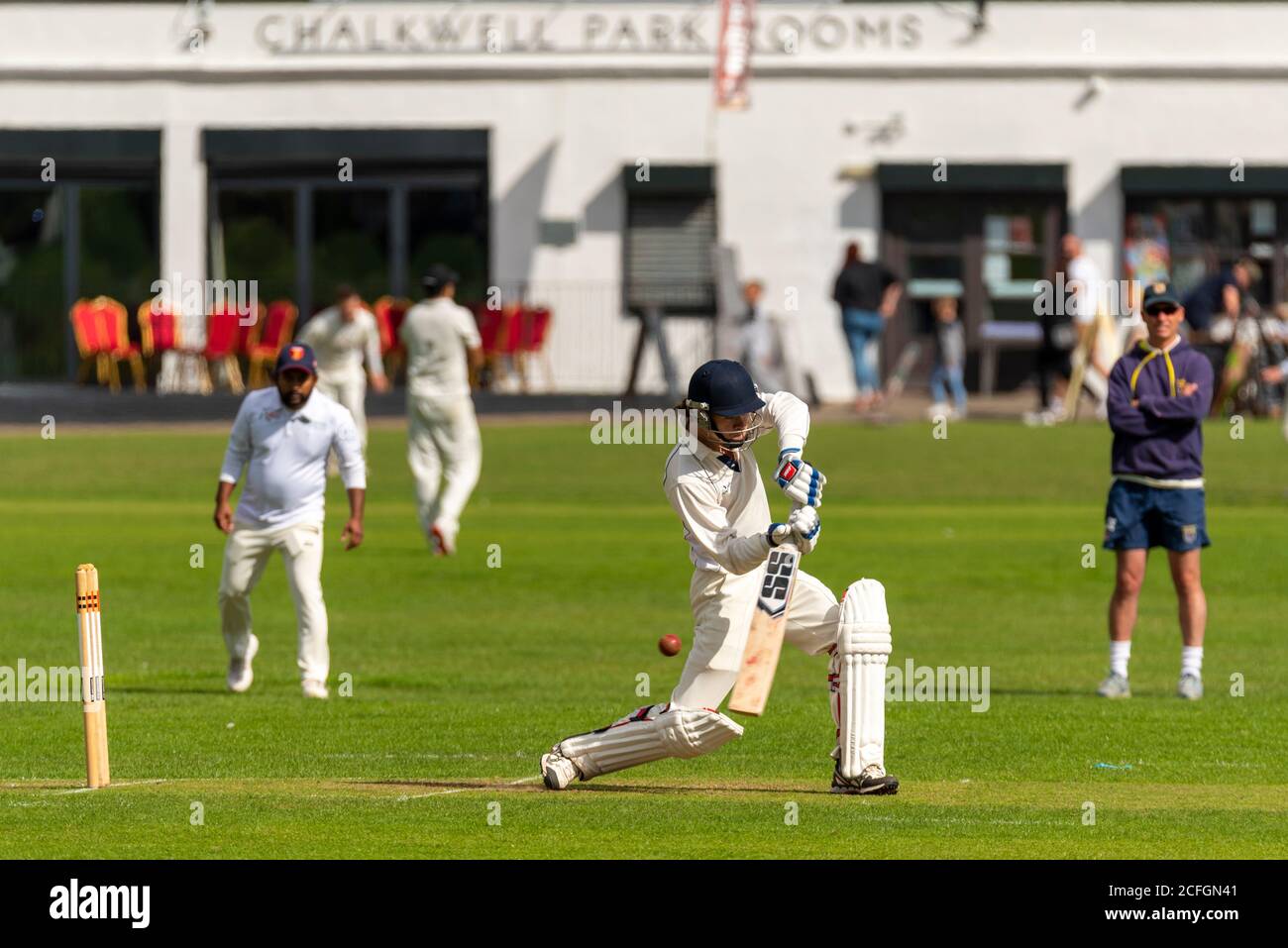 Le cricket se joue à Chalkwell Park, Westcliff on Sea, Southend, Essex, Royaume-Uni. Le club de cricket de Leigh on Sea batsman Banque D'Images