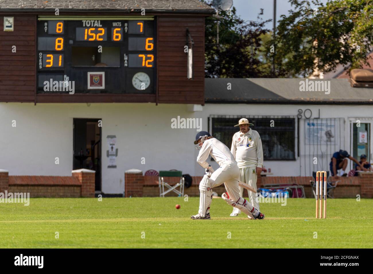 Le cricket se joue à Chalkwell Park, Westcliff on Sea, Southend, Essex, Royaume-Uni. Le batteur du club de cricket de Leigh on Sea se trouve devant le pavillon Banque D'Images