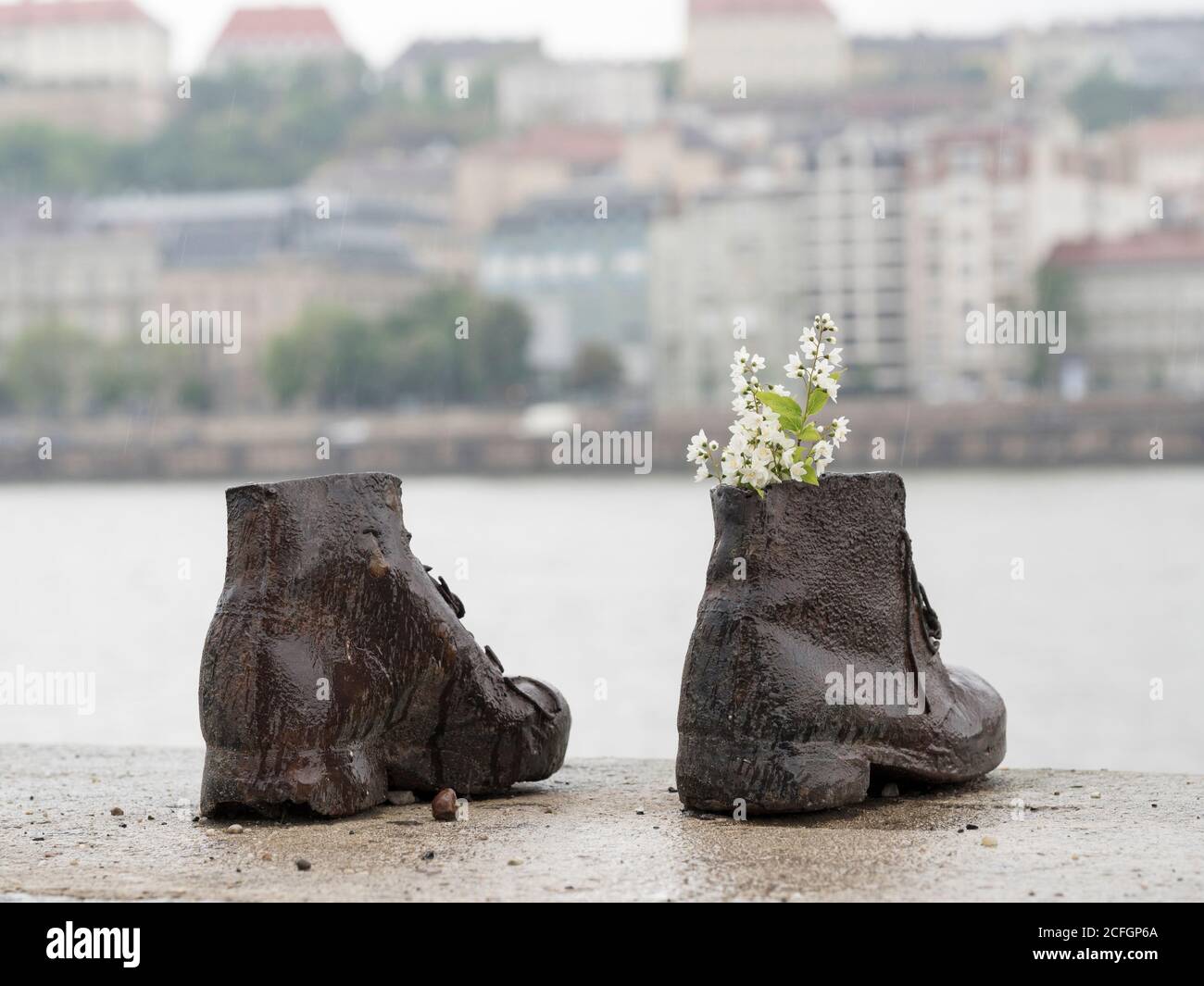 Détail d'une sculpture en fer de chaussures le long du remblai du Danube. Il est à la mémoire des victimes abattant sur le Danube par les miliciens de Arrow Cross en 1944-45. Conciédifié par CAN Togay et sculpté et érigé le 16 avril 2005 par Gyula Pauer. Banque D'Images