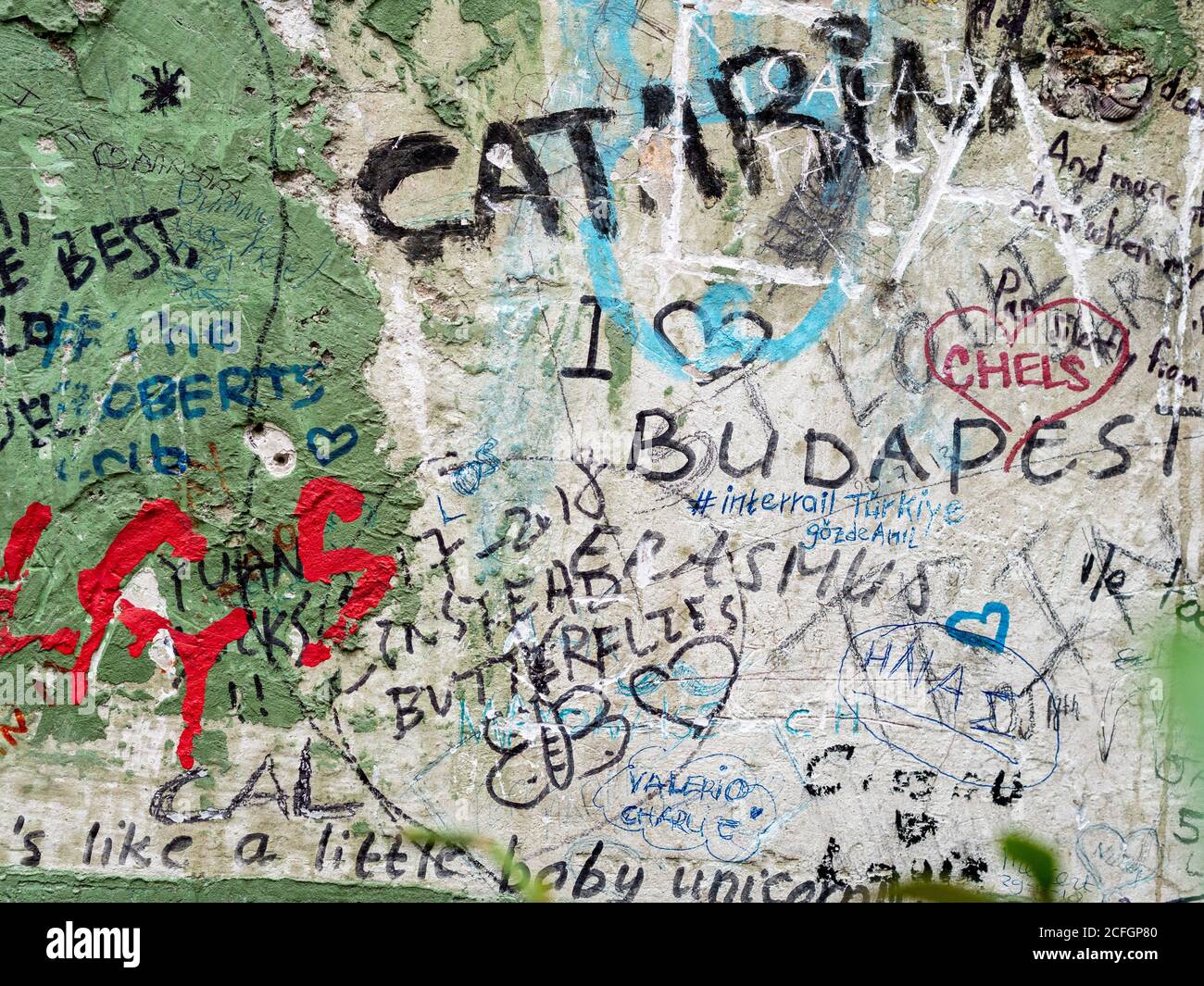 Détail d'un mur de bar de ruine: Une partie du mur dans le célèbre Szimta Ruin Bar couvert de graffitis que les clients essaient de laisser leur marque de l'épais plâtre et de la peinture verte des murs. Banque D'Images