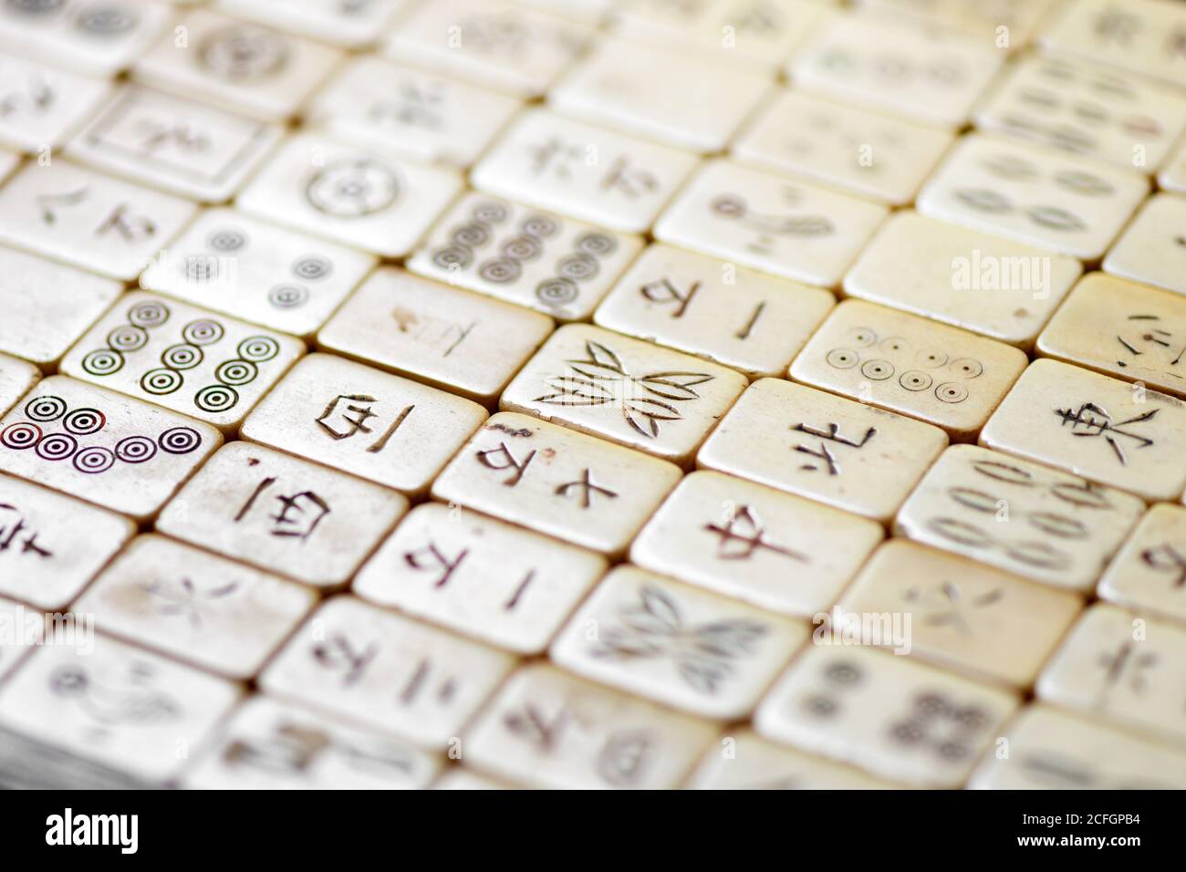 Gros plan sur les anciennes tuiles de Mahjong avec le script chinois en une vue d'angle oblique avec un foyer sélectif au centre Banque D'Images