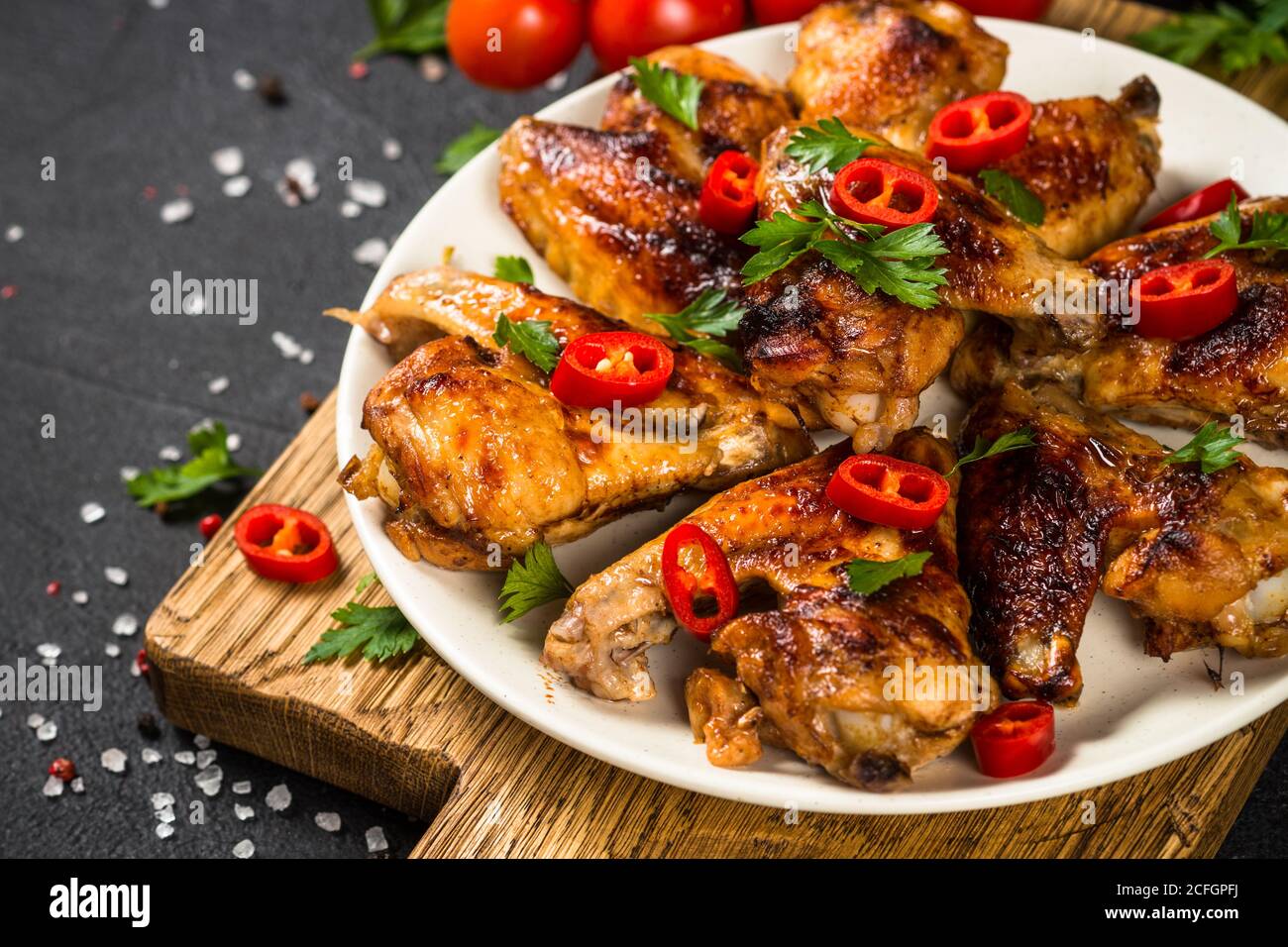 Ailes de poulet grillées avec sauce barbecue. Banque D'Images