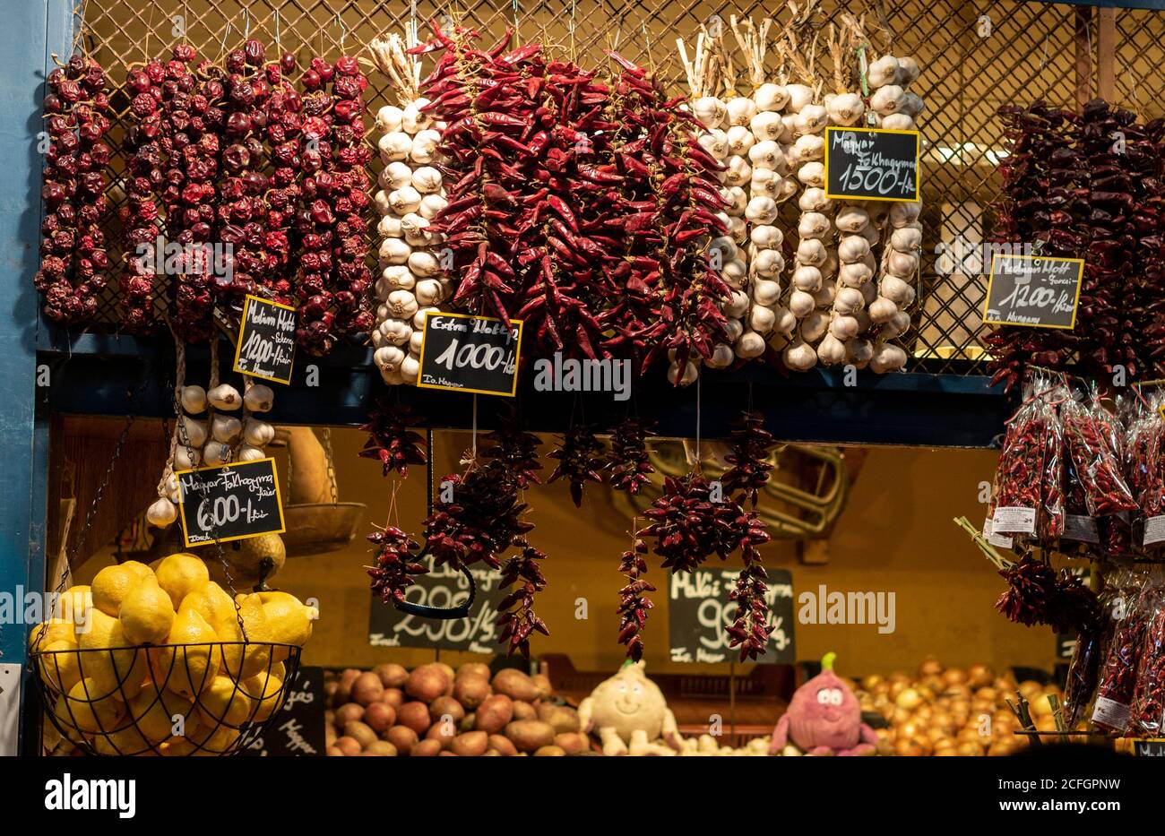 Peppers et ail de papeka à vendre : exposition d'ail et de poivrons séchés dans la grande salle du marché du centre de Budapest. Banque D'Images