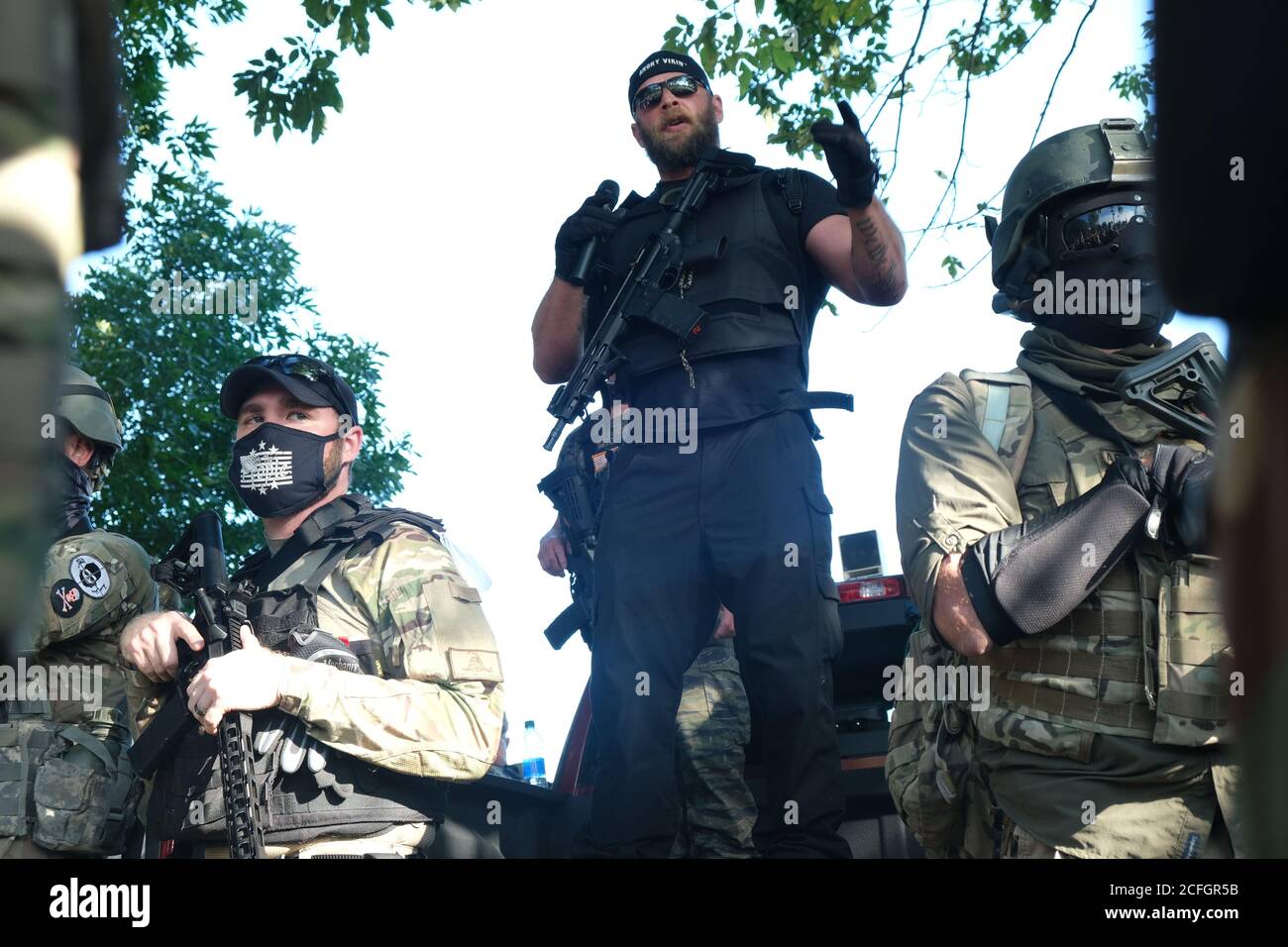 Louisville, Kentucky, États-Unis. 5 septembre 2020. Dylan Stevens, du groupe viking en colère, rassemble une foule de citoyens armés et non armés lors d'un événement de fierté patriote américaine. Stephen est l'organisateur principal de l'événement. Samedi, plusieurs groupes opposés et manifestants devaient converger à Louisville, Kentucky. Crédit : jeunes G. Kim/Alay Live News Banque D'Images