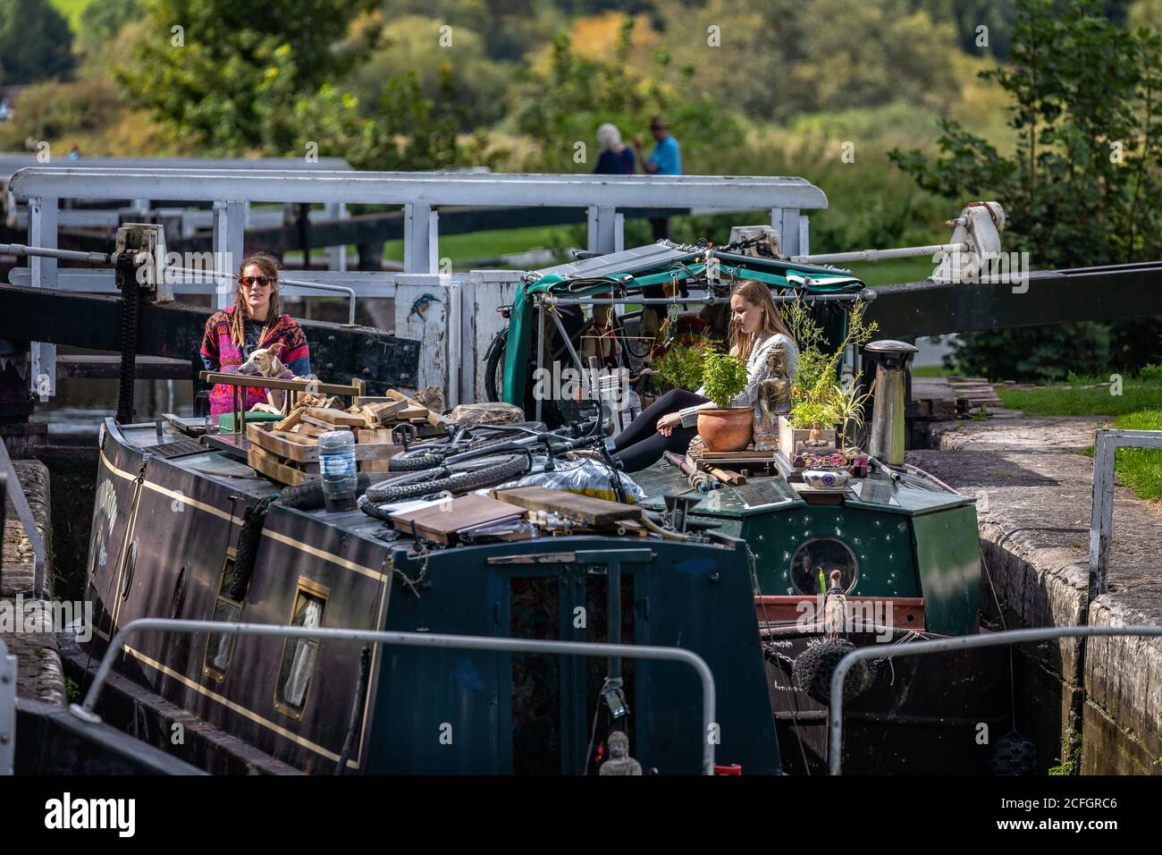 Paire d'anciens canots naviguant dans les écluses de Caan sur le canal de Kennet & Avon à Devozes, Wiltshire, Royaume-Uni, le 5 septembre 2020 Banque D'Images