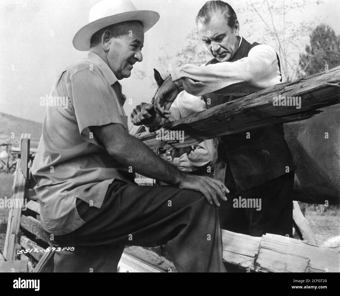 WILLIAM WYLER et GARY COOPER sur place ont fait le franc succès pendant Tournage de LA PERSUASION AMICALE 1956 réalisateur WILLIAM WYLER livre Jessamyn West Music Dimitri Tiomkin Allied Artists photos / B - M Productions Banque D'Images