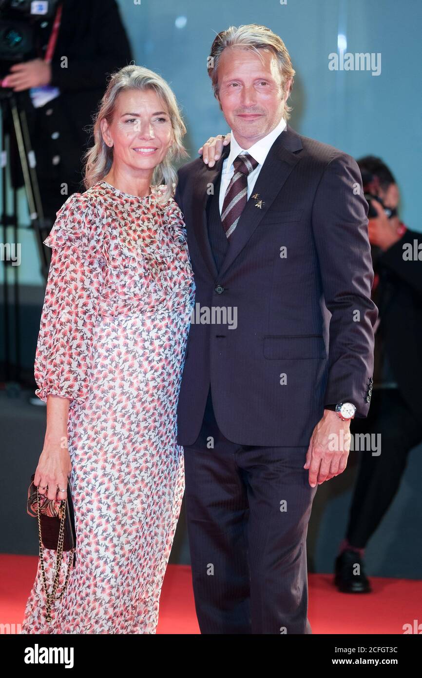 Palazzo del Cinema, Lido, Venise, Italie. 5 septembre 2020. Hanne Jacobsen, Mads Mikkelsen pose sur le tapis rouge au prix Kineo. Photo par crédit : Julie Edwards/Alamy Live News Banque D'Images