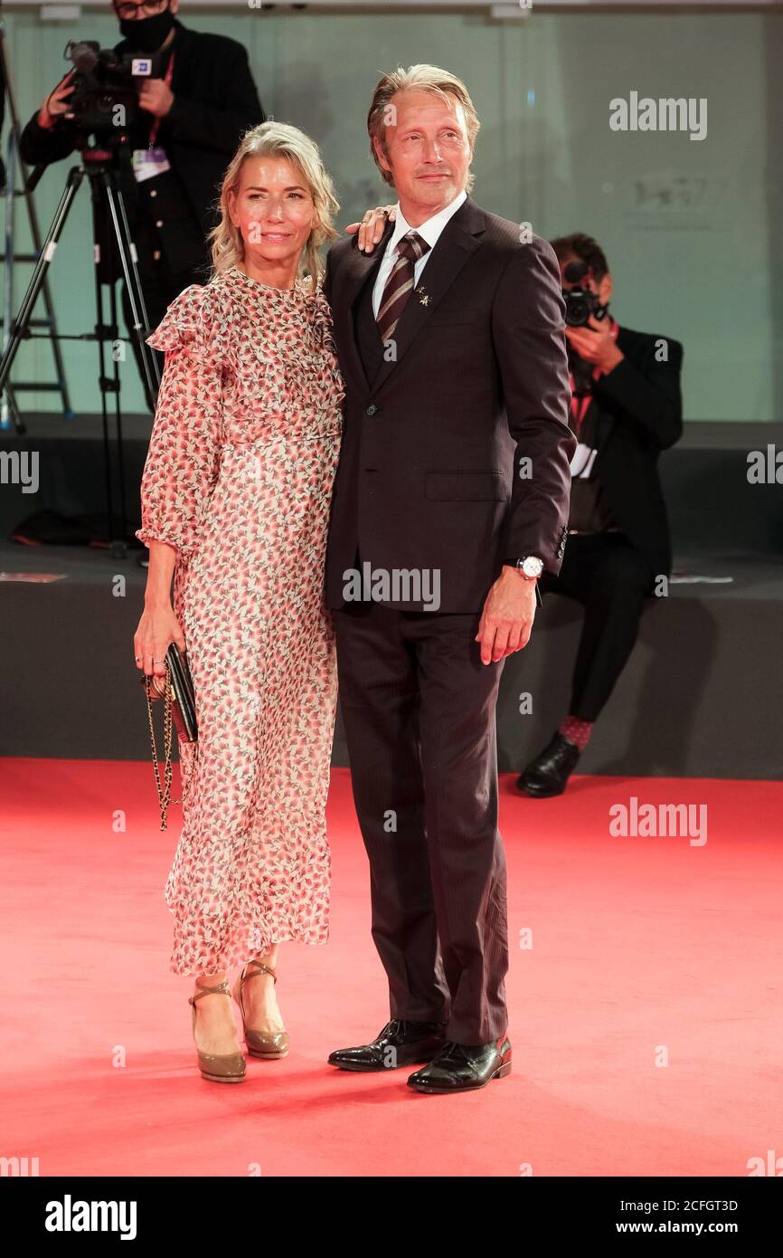 Palazzo del Cinema, Lido, Venise, Italie. 5 septembre 2020. Hanne Jacobsen, Mads Mikkelsen pose sur le tapis rouge au prix Kineo. Photo par crédit : Julie Edwards/Alamy Live News Banque D'Images