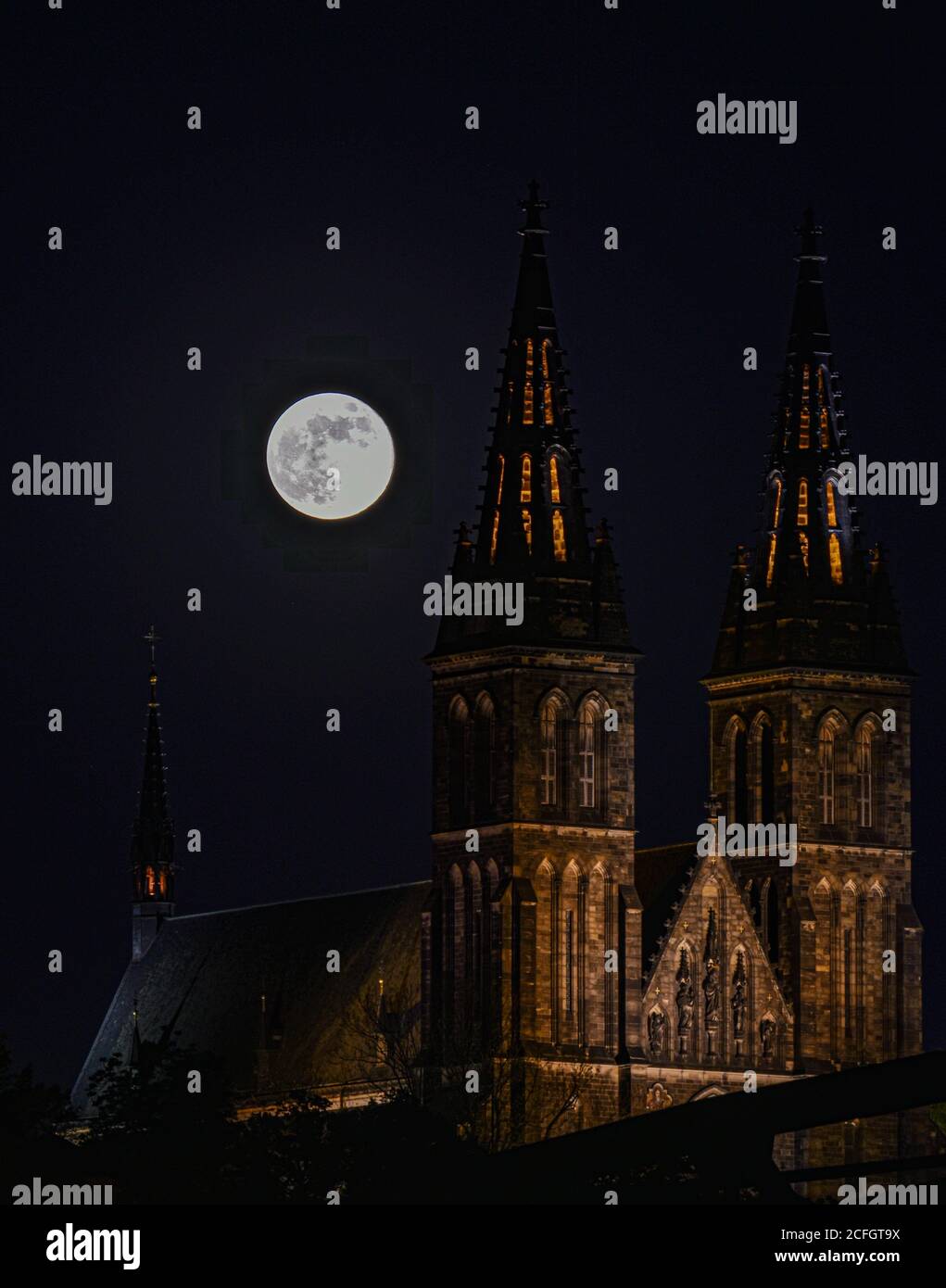 Cathédrale de Vyserad à Prague capturée en pleine lune en mai Banque D'Images