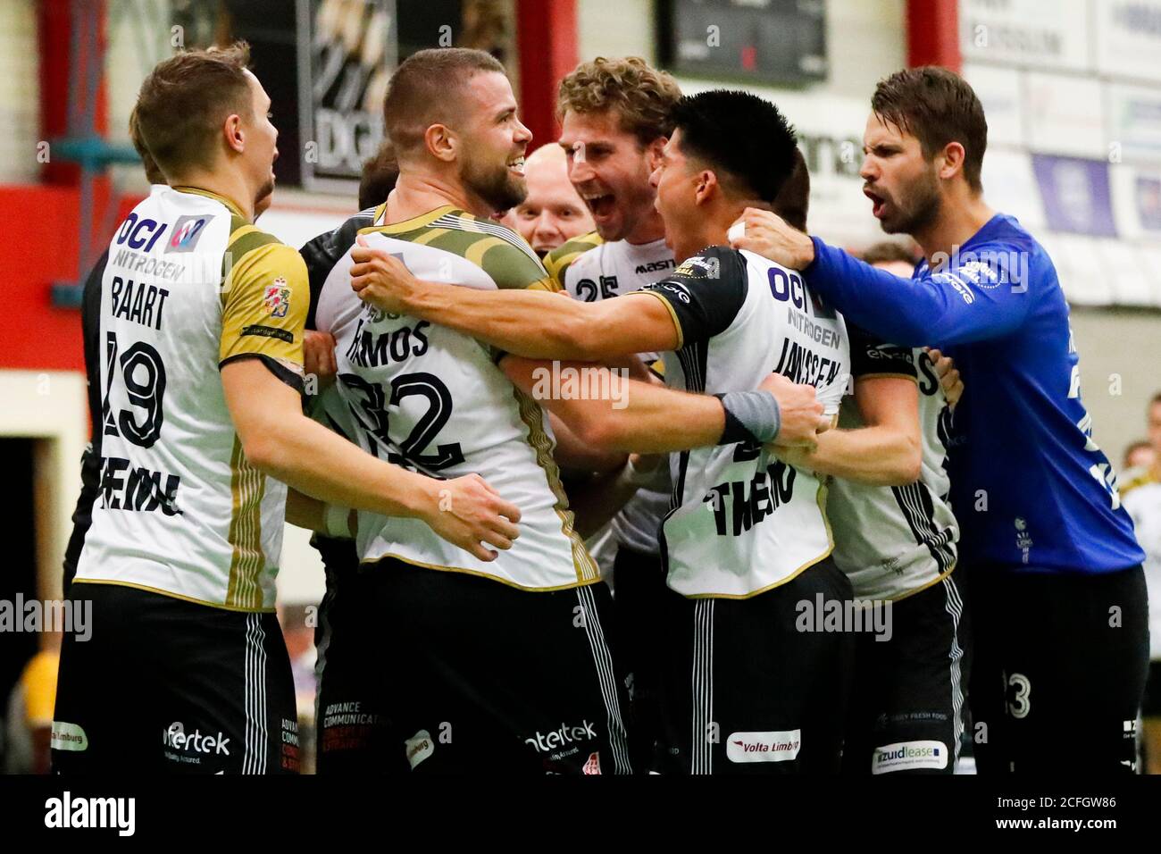 Aalsmeer, pays-Bas. Le 05septembre 2020. AALSMEER, 05-09-2020, Sporthal de Bloemhof, handbal néerlandais, HandbalNL League, saison 2020/2021. Les joueurs de Limburg Lions célèbrent le 24-24 au cours du match Handbal Aalsmeer vs Limburg Lions Credit: Pro Shots/Alamy Live News Banque D'Images