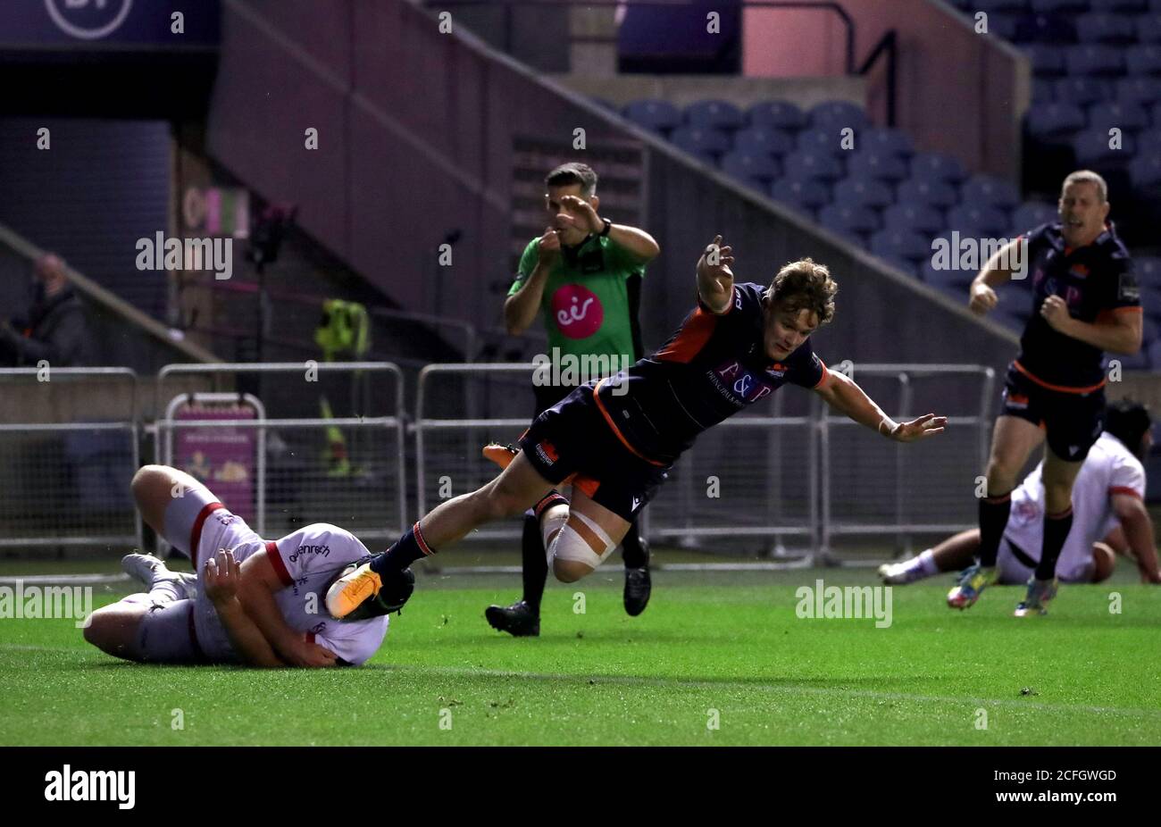 Darcy Graham d'Édimbourg (deuxième à droite) après avoir inscrit ses côtés deuxième essai lors du match semi-final Guinness PRO14 à BT Murrayfield, Édimbourg. Banque D'Images