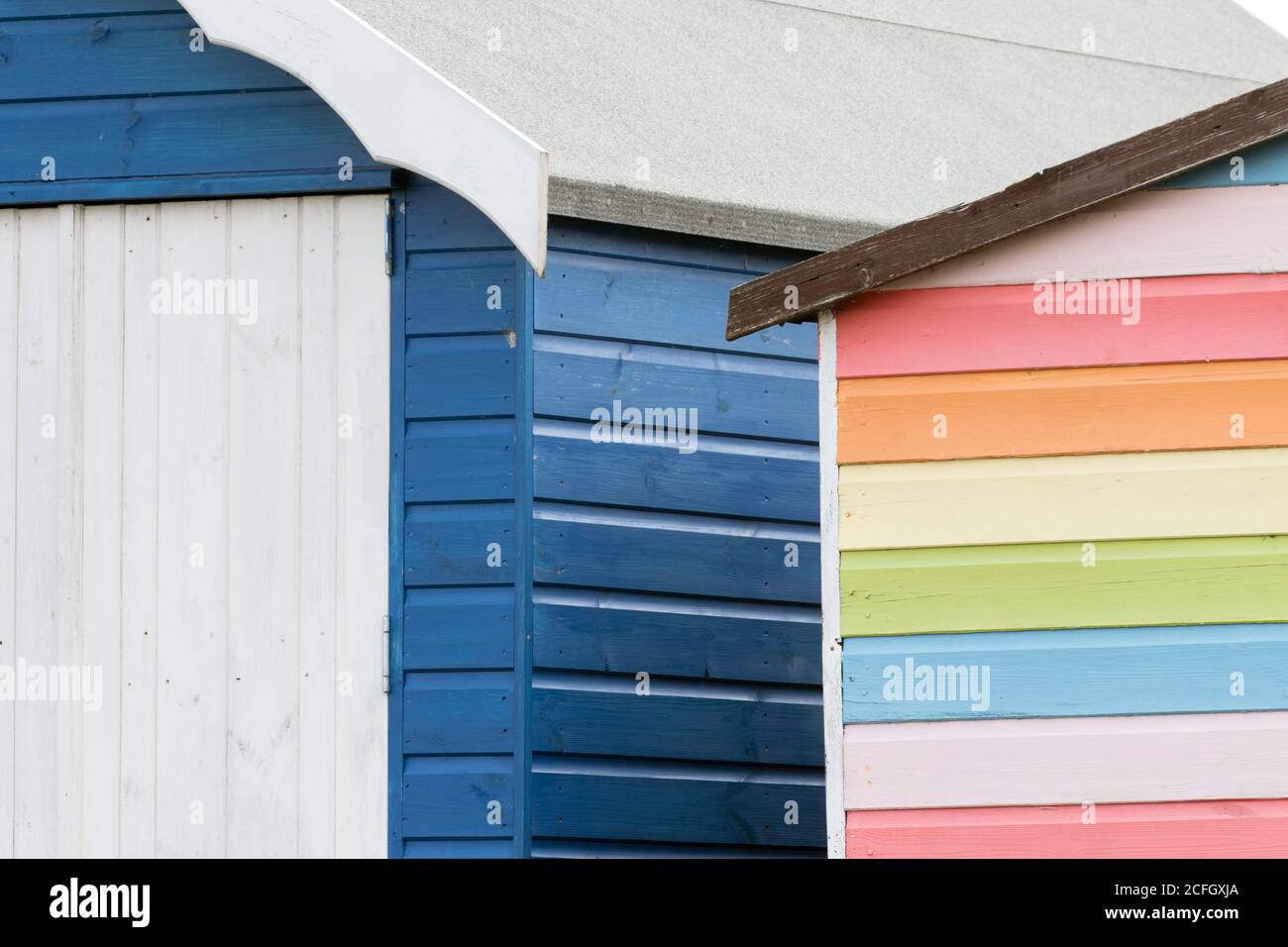 Cabanes de plage colorées à Harwich, Essex, Royaume-Uni Banque D'Images