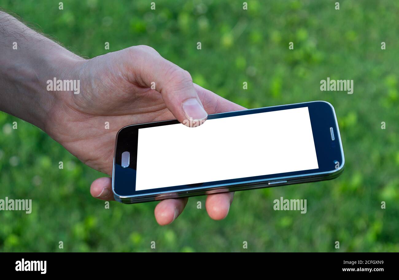 homme tenant main smartphone noir avec écran blanc Banque D'Images