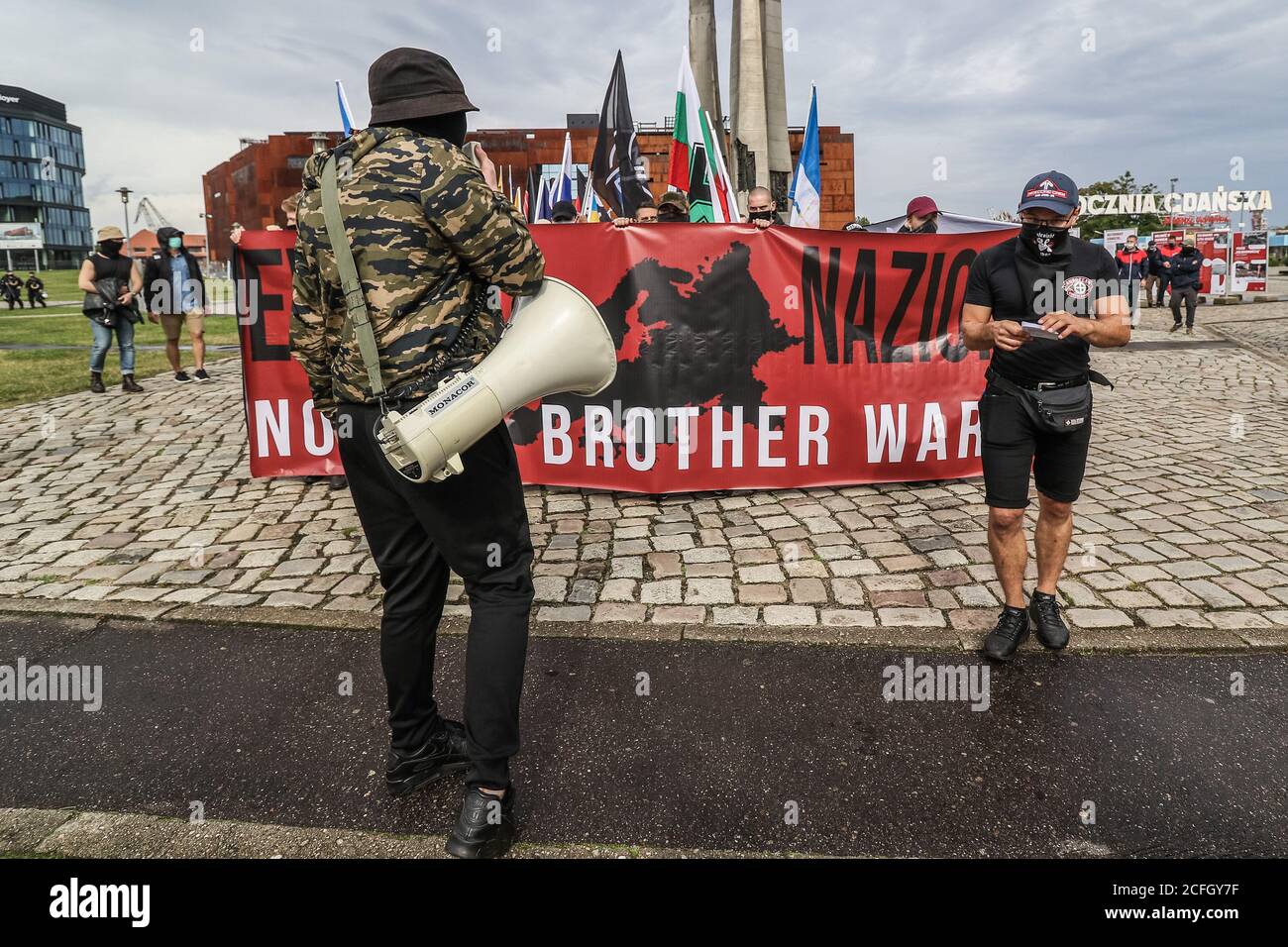 Gdansk, Pologne. 5 septembre 2020. Les participants à la marche "plus de guerre de frère" sont vus à Gdansk, en Pologne, le 5 septembre 2020 la marche de l'extrême droite, des organisations nationalistes et racistes ont traversé les rues de la ville de Gdansk avec une forte escorte de police. Les participants du mois de mars ont scandé des slogans nationalistes comme « White Europe », « White Life Matters », « Scrap the eu » ! Etc. Crédit: Vadim Pacajev/Alamy Live News Banque D'Images