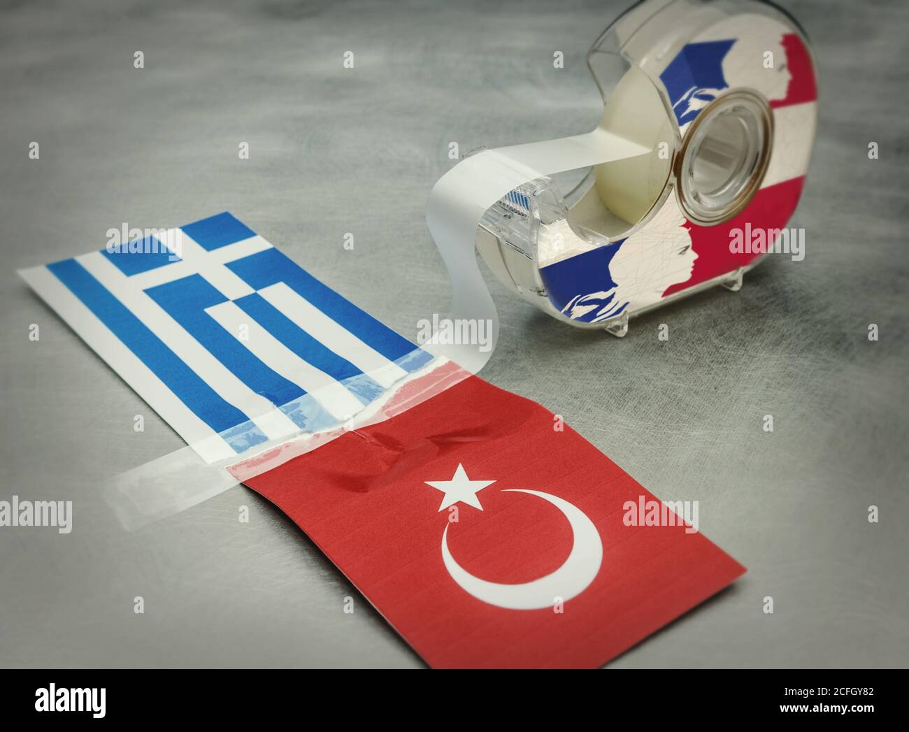 « bande de scotch française » colle les drapeaux grec et turc. Crise méditerranéenne. Banque D'Images
