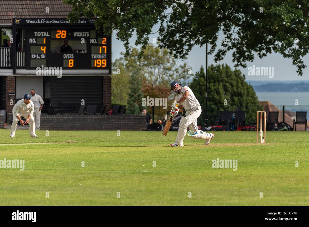 Le cricket se joue à Chalkwell Park, Westcliff on Sea, Southend, Essex, Royaume-Uni. Batteur du club de cricket de Westcliff on Sea. Pavillon, tableau de bord Banque D'Images