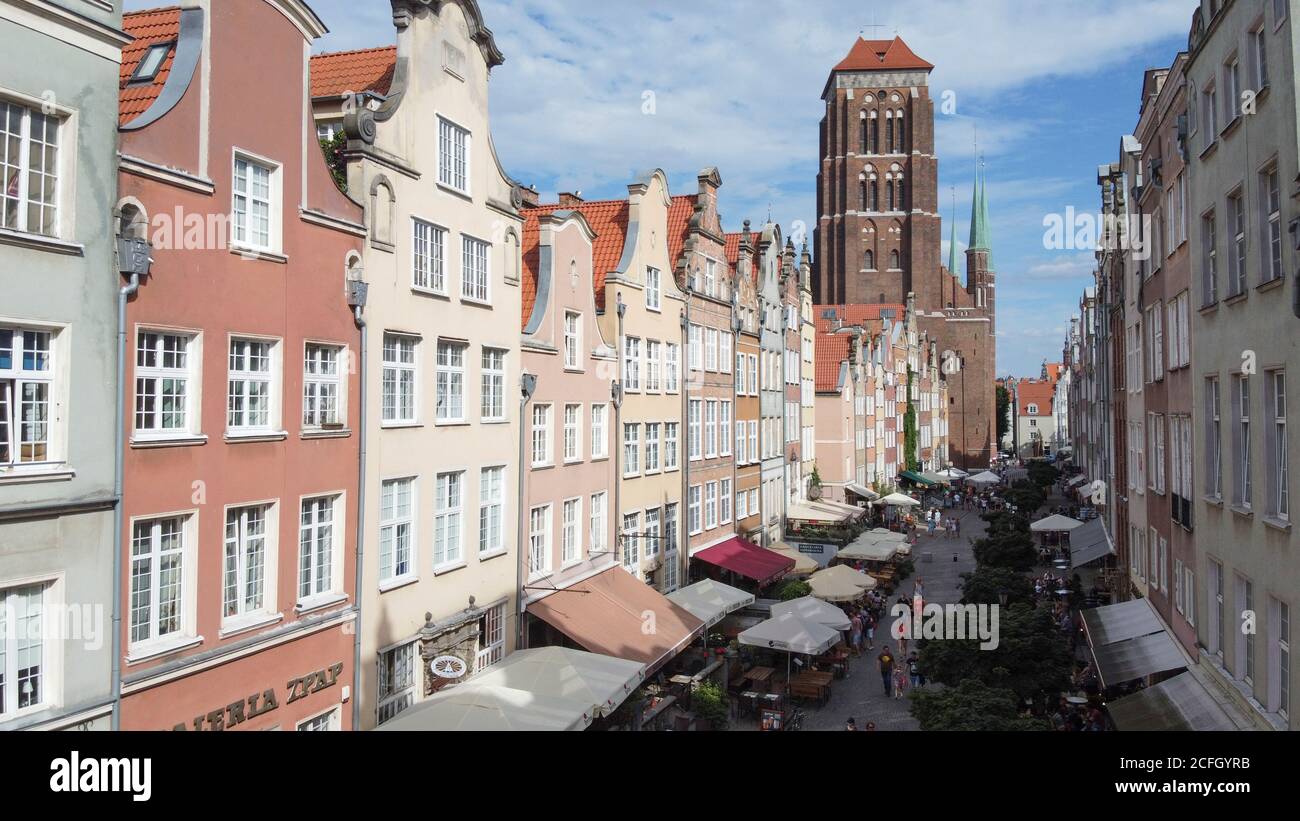 Vue aérienne de Mariacka (St Mary's) Rue dans la vieille ville de Gdansk pendant la soirée d'été avec bière Jardins et vue sur la tour de l'église de la basilique Sainte-Marie Banque D'Images