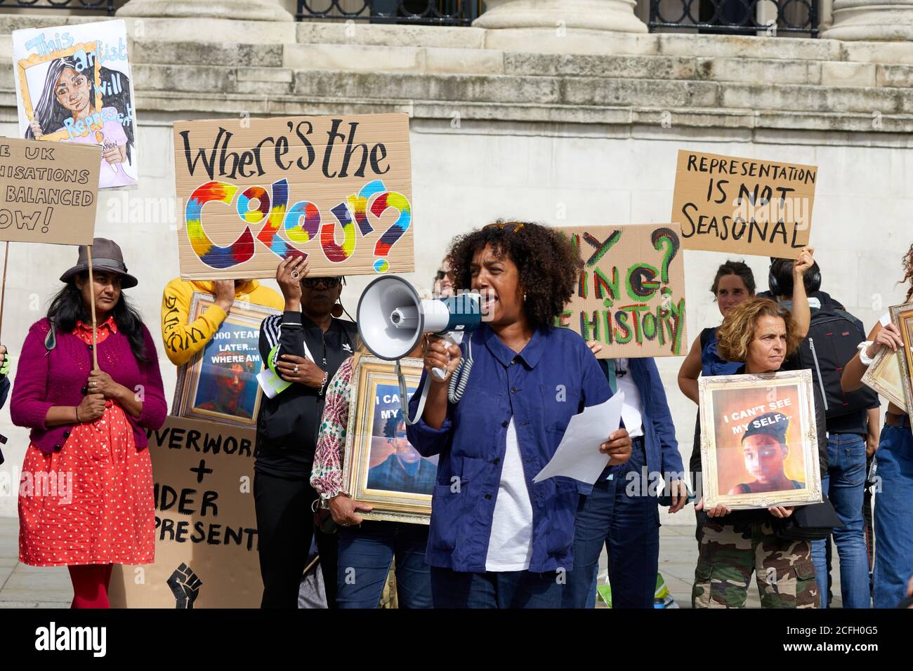 Londres, Royaume-Uni. - 5 septembre 2020 : Annis Harrison, professeur d'art de l'école secondaire, s'exprimant à l'extérieur de la Galerie nationale lors d'une manifestation Black Art Matters qu'elle a organisée. Banque D'Images