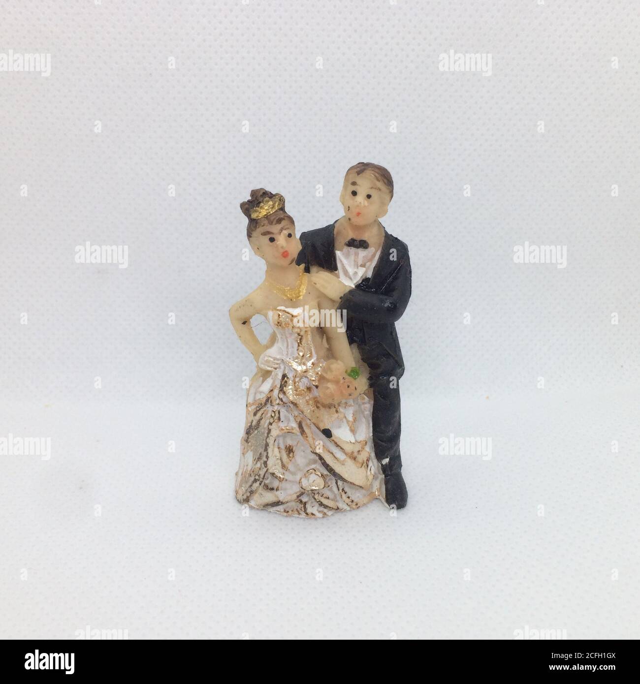 Gâteau de mariage, mariée et mariée dansante, pose romantique Banque D'Images