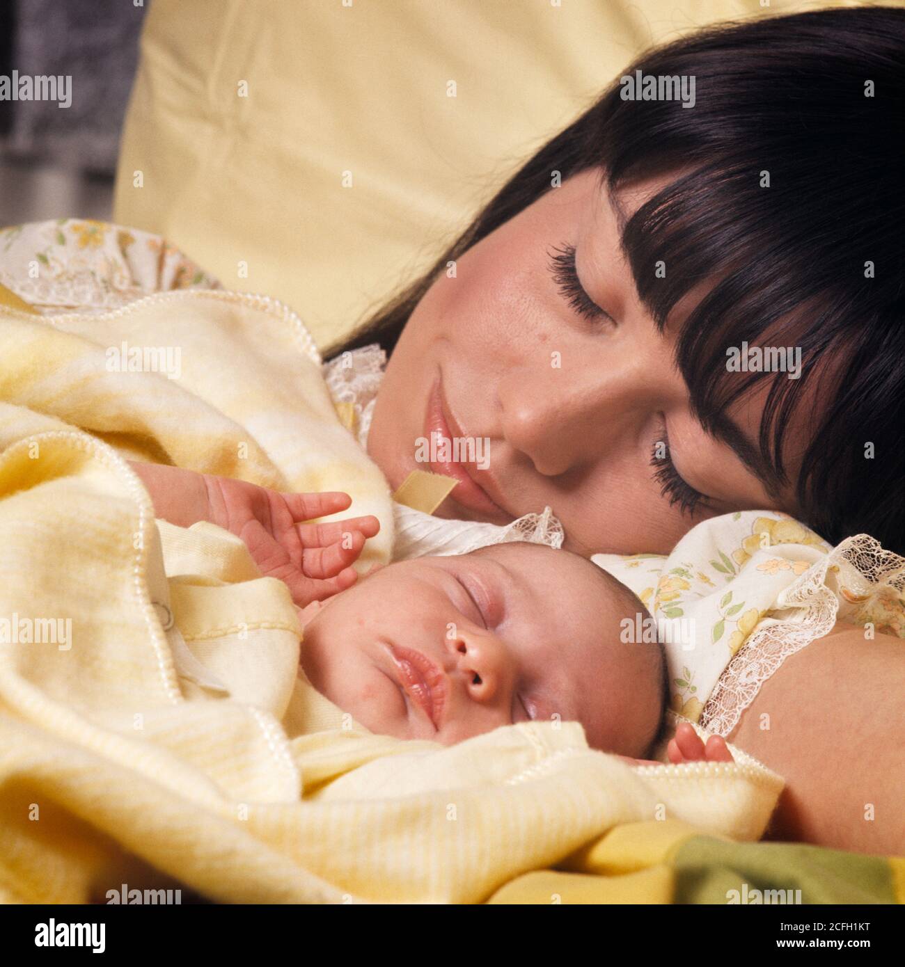 Annees 1960 Brunette Endormi Visage De Mere Et De Bebe Fille Gros Plan Kb98 Duc001 Hars 1 Jeune Visage Adulte Paix Securite Travail D Equipe Bebe Forte Heureux Joie Style De Vie