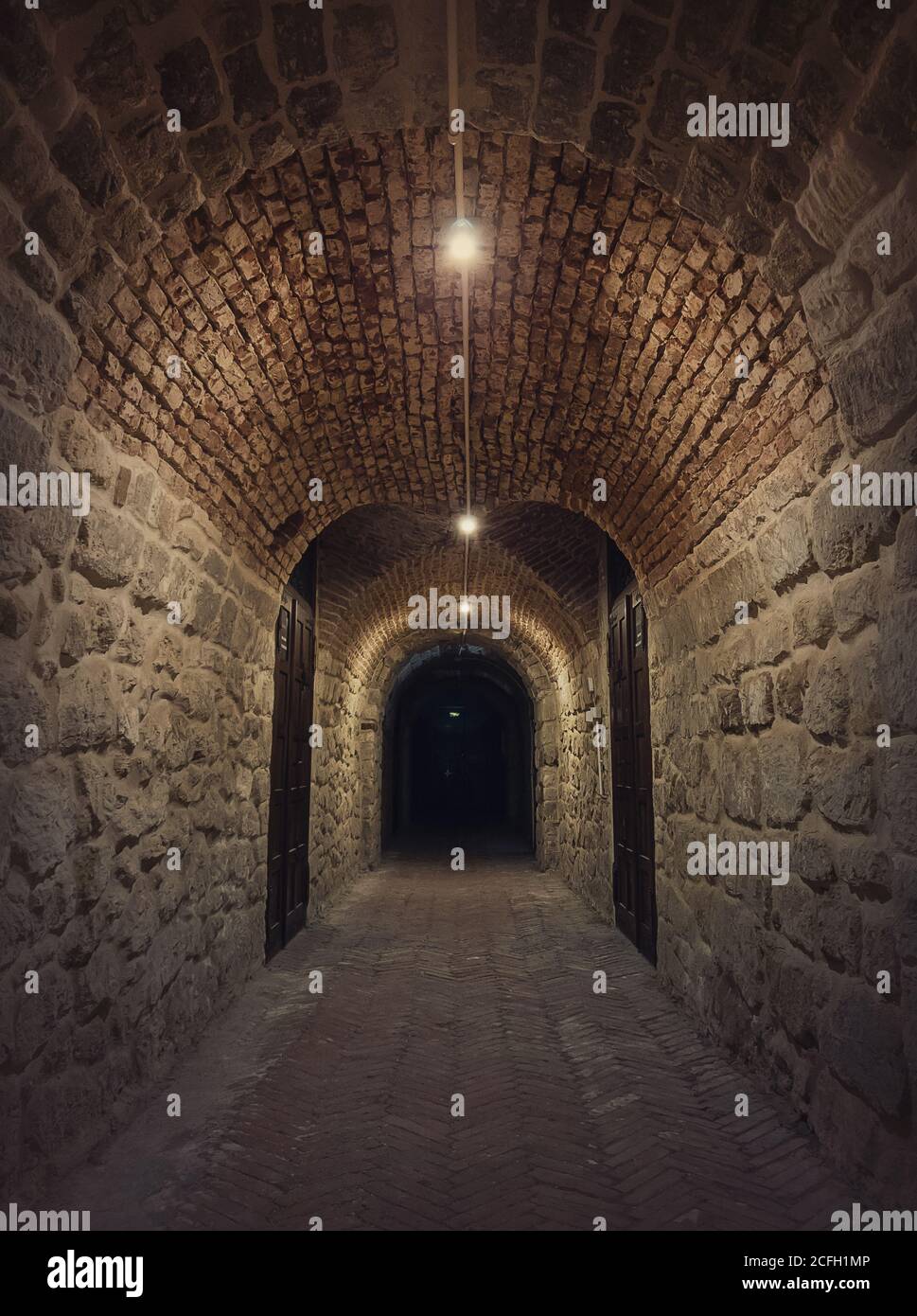 Ancien tunnel de cave à vin dans le domaine viticole Hincesti, sous-sol de la maison de Manuc BEI en Moldavie. Traditionnel moldavian rural subterrane pierre voûte reco Banque D'Images