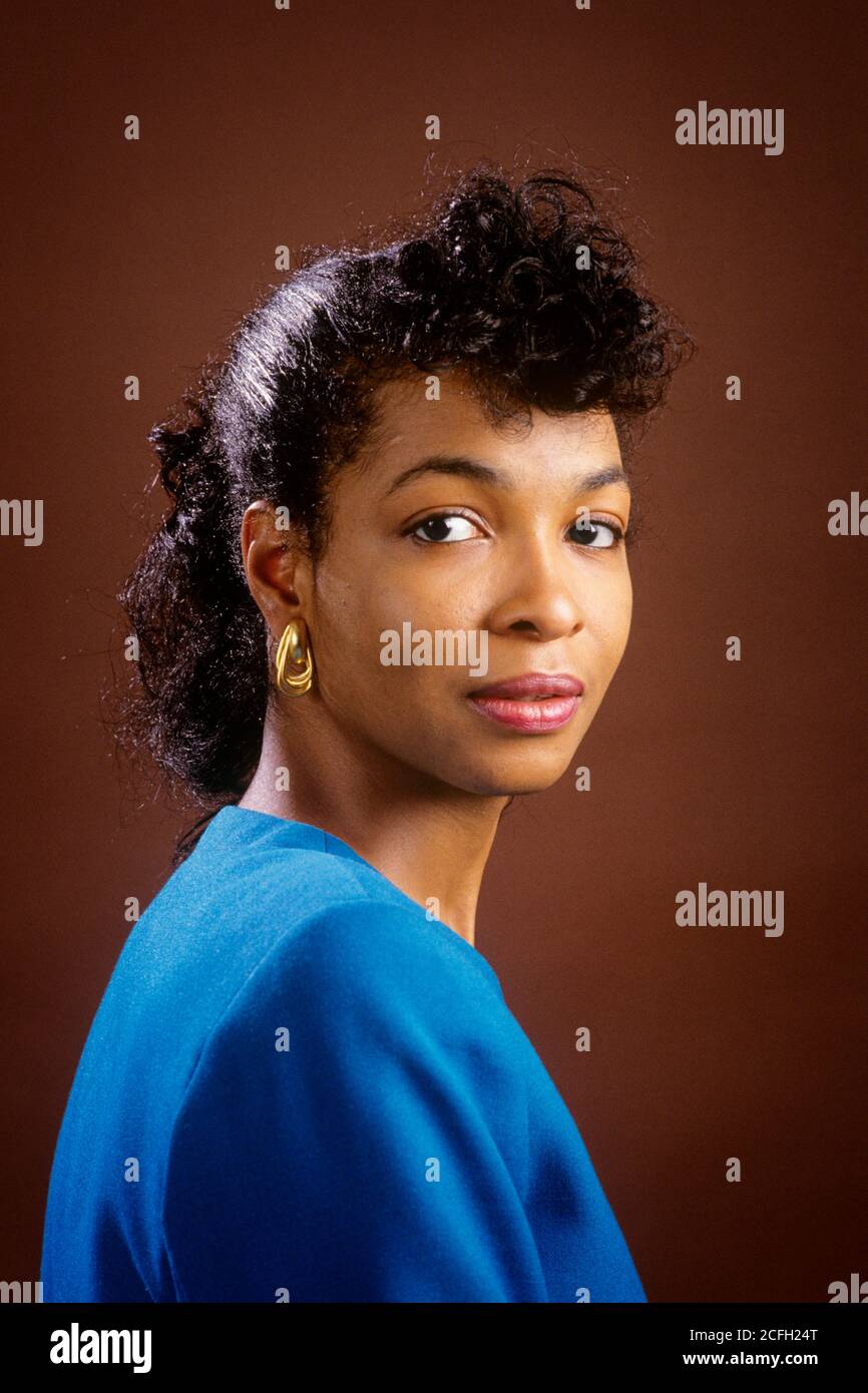PORTRAIT DES ANNÉES 1990 D'UNE FEMME AFRO-AMÉRICAINE PORTANT UN CONTOUR D'OREILLE BLEU EN OR VUE SUR SON ÉPAULE À L'APPAREIL PHOTO - KP6587 NET002 HARS STUDIO SHOT PORTRAITS GROGNUP COPIE ESPACE FEMMES PERSONNES CONFIANCE RÉFLÉCHIE LES AMÉRICAINS EXPRIMENT UNE FEMME D'AFFAIRES QUI FAIT LA TÊTE ET QUI S'EN PREND AUX AFRO-AMÉRICAINS D'ORIGINE AFRO-AMÉRICAINE DIVERSITÉ AFRO-AMERICAN BLACK ETHNICITÉ FIERTÉ AFRO-AMERICANS NOIRS STYLÉES FEMMES D'AFFAIRES SINCÈRES SOLENNELLEMENT FOCALISÉ INTENSE MOYENNE-ADULTE MOYENNE-ADULTE FEMMES ADULTES PERSONNES ADULTES CONSCIENCIEUSE SÉRIEUX INTENTION DES AFRO-AMÉRICAINS À L'ANCIENNE Banque D'Images