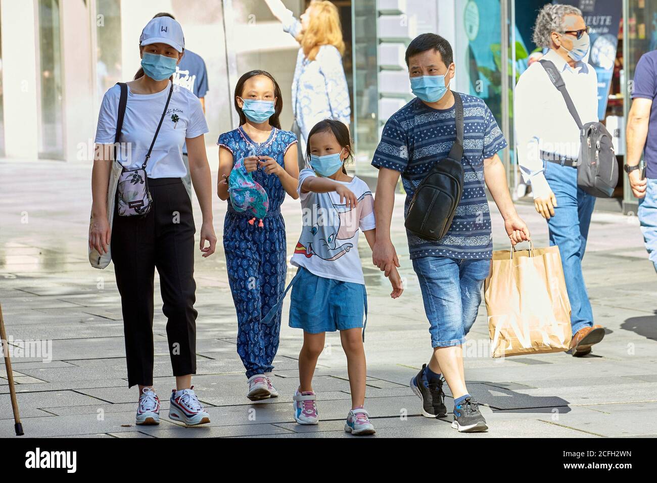 (200905) -- VIENNE, 5 septembre 2020 (Xinhua) -- les personnes portant des masques marchent dans une rue à Vienne, en Autriche, le 5 septembre 2020. Le système de feux de circulation COVID-19 a officiellement commencé à fonctionner en Autriche, a annoncé vendredi le gouvernement. En raison du nombre toujours élevé de nouvelles infections, les trois grandes villes d'Autriche -- Vienne, Linz et Graz -- Ainsi que le district tyrolien de Kufstein s'allume en jaune (risque moyen), tandis que le reste du pays est désigné vert (risque faible), selon une conférence de presse tenue par le chancelier Sebastian Kurz et d'autres responsables gouvernementaux. (Photo Banque D'Images