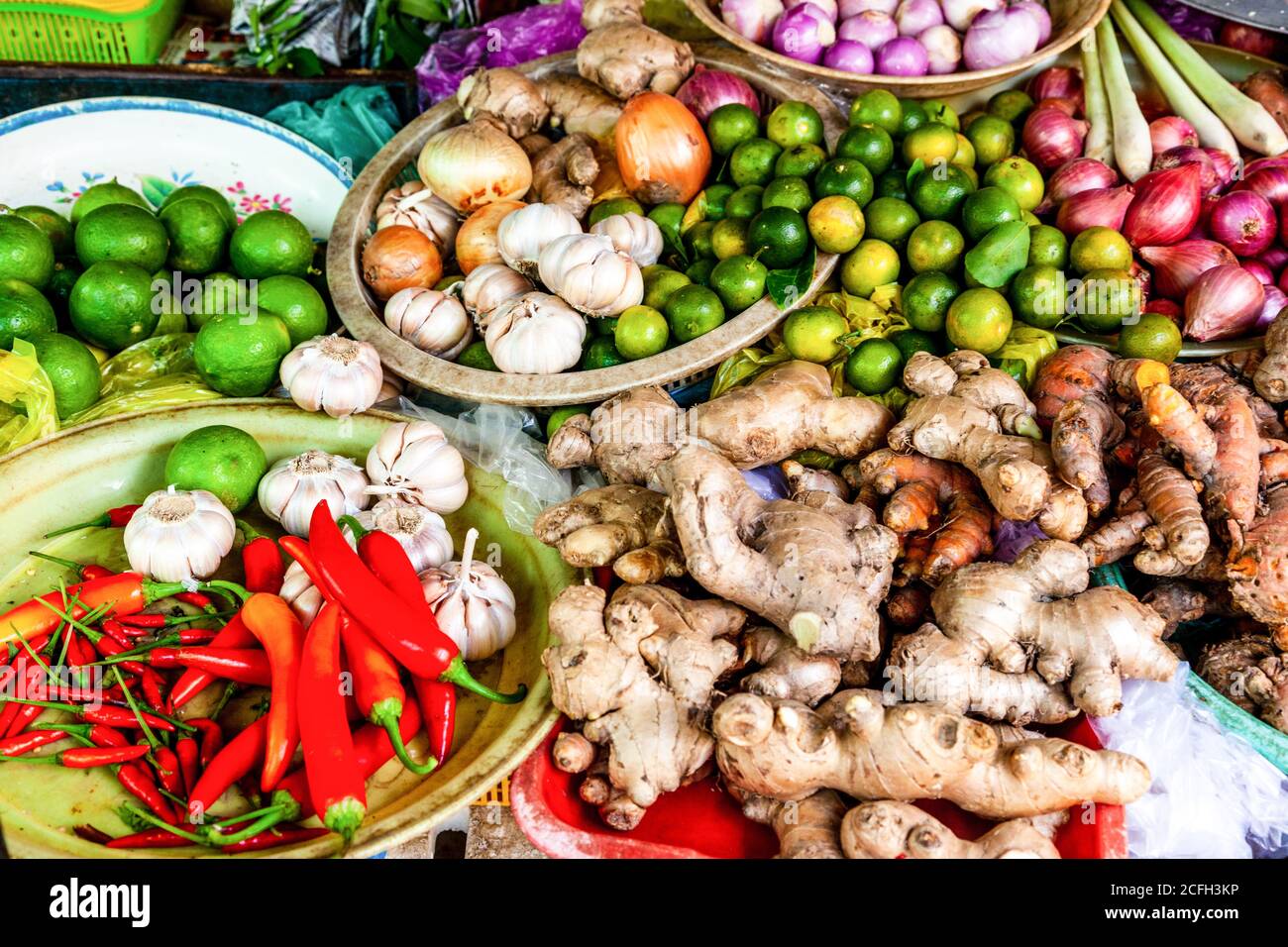Produits de cuisine asiatique sur le marché alimentaire, Vietnam Banque D'Images