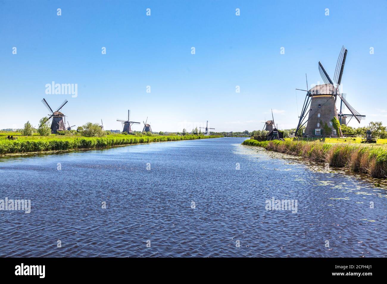 moulins à vent néerlandais dans la holland de kinderdijk utilisés pour moudre la farine Banque D'Images