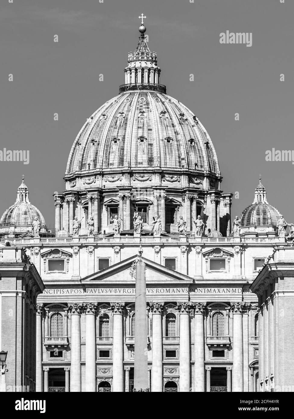 Basilique papale de Saint-Pierre au Vatican. Vue avant détaillée du dôme. Image en noir et blanc. Banque D'Images