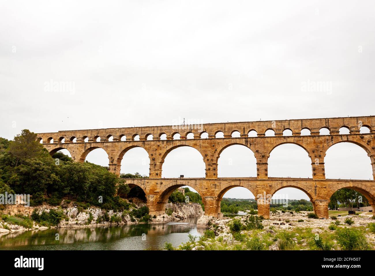 Le Pont du Gard est un ancien pont aqueduc romain construit au premier siècle après J.-C. pour transporter l'eau sur 50 km jusqu'à la colonie romaine de Nemausus Banque D'Images