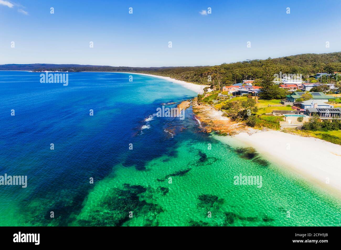 Hyams Beach Town Waterfront avec plages de sable blanc sur la baie de Jervis - vue aérienne. Banque D'Images