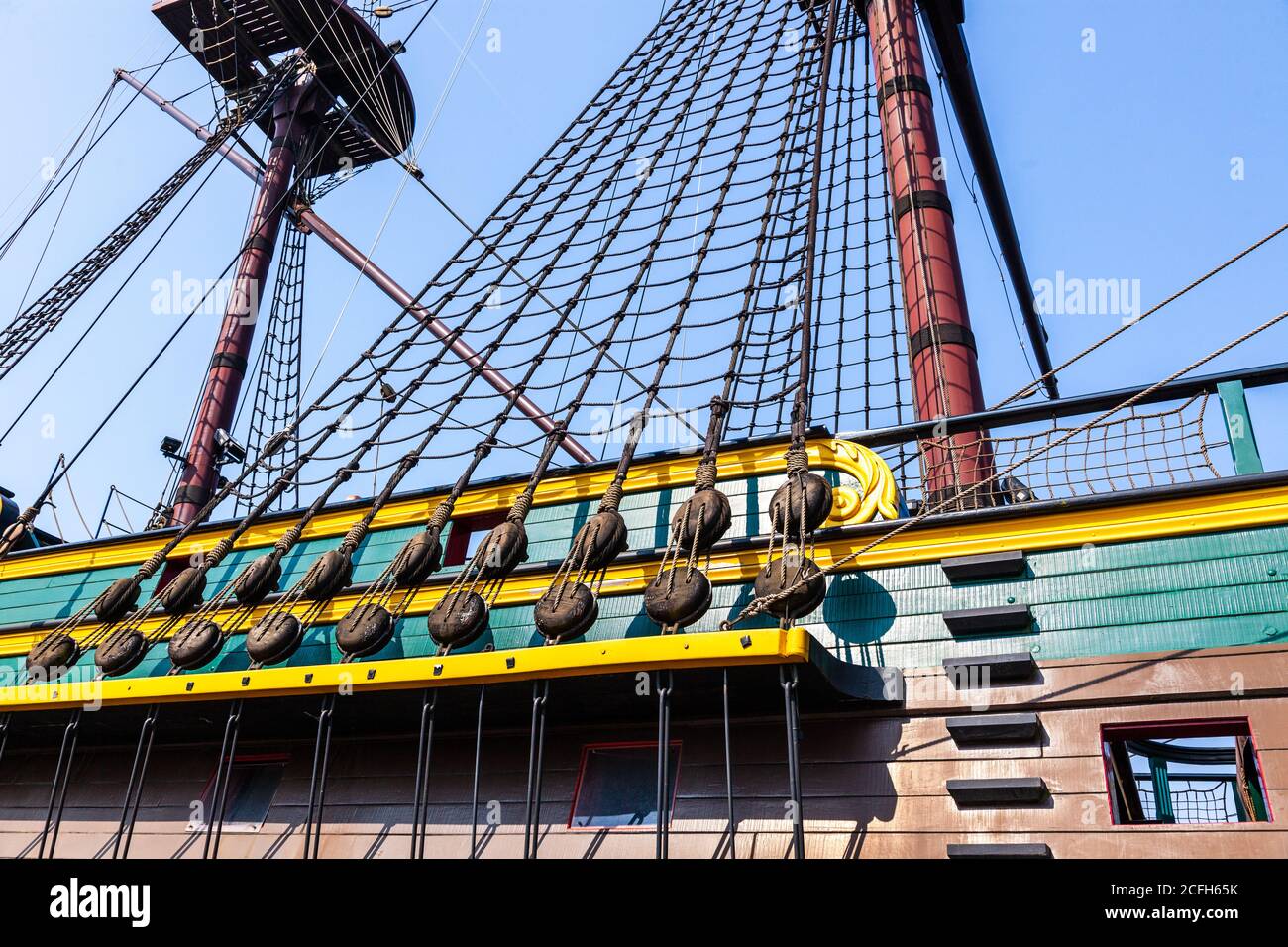 grand navire classique avec cordage et voiles. et corneilles nichent Banque D'Images