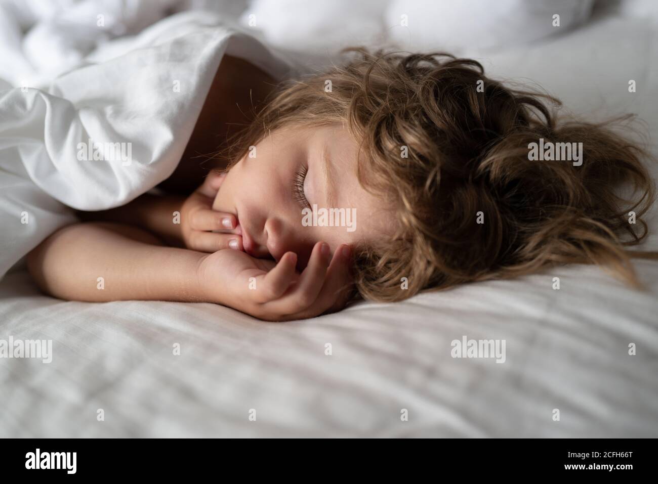 Adorables petits enfants s'endormir Profitez d'un bon sommeil paisible ou de la sieste. Enfant de six ans dormant dans le lit. Banque D'Images