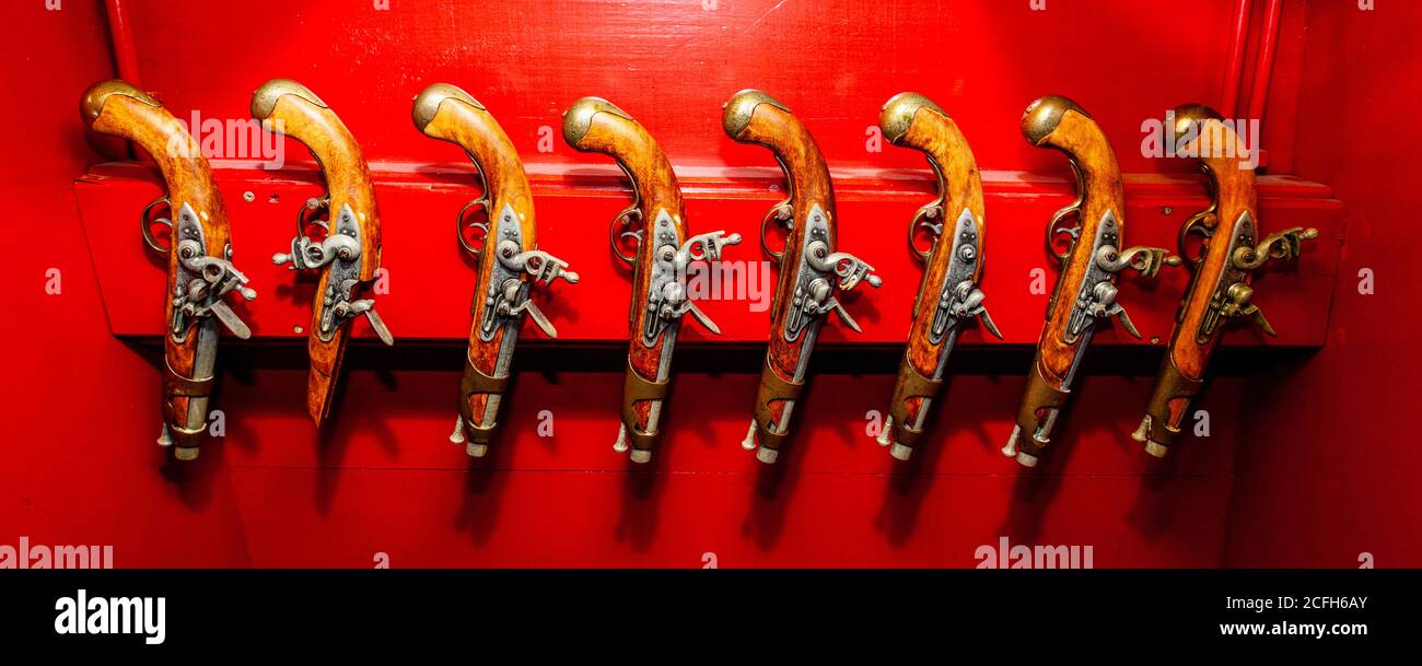 un certain nombre de pistolets à flotlock sur un bateau à voile Banque D'Images