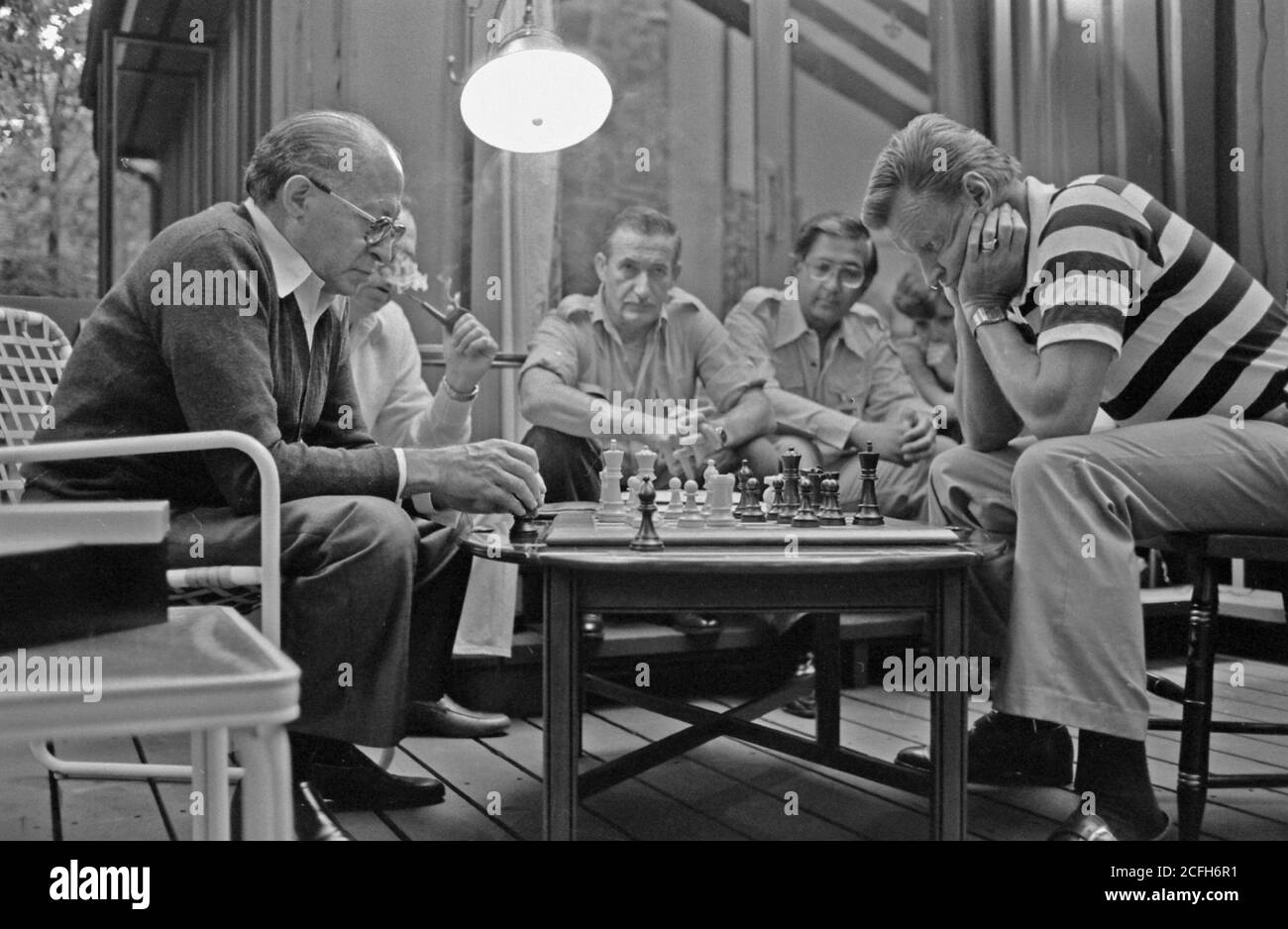 Menahem Begin et Zbigniew Brzezinski jouent aux échecs pendant le Camp David Summit. CA. 09/09/1978 Banque D'Images