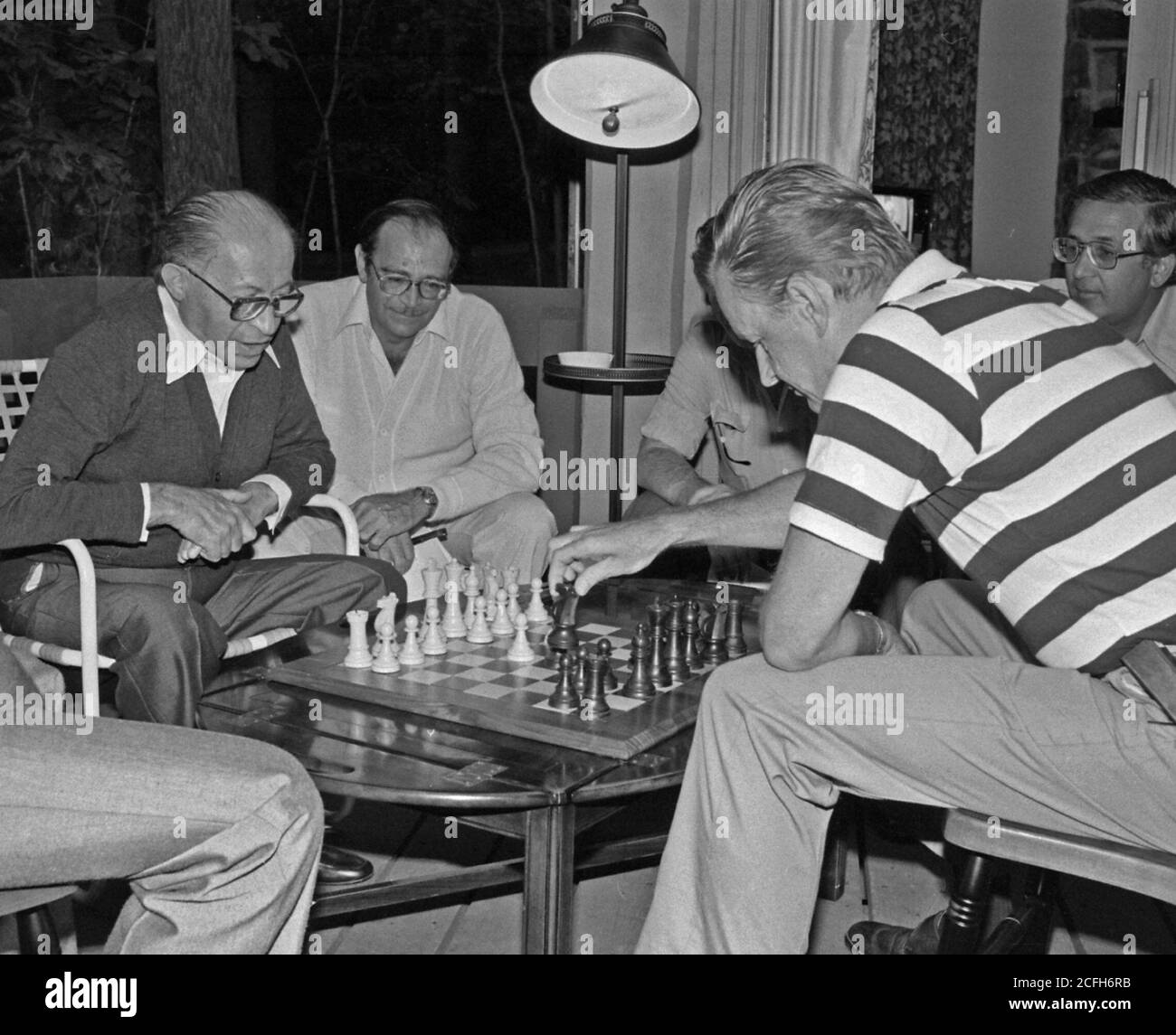 Menahem Begin et Zbigniew Brzezinski jouent aux échecs pendant le Camp David Summit. CA. 09/09/1978 Banque D'Images