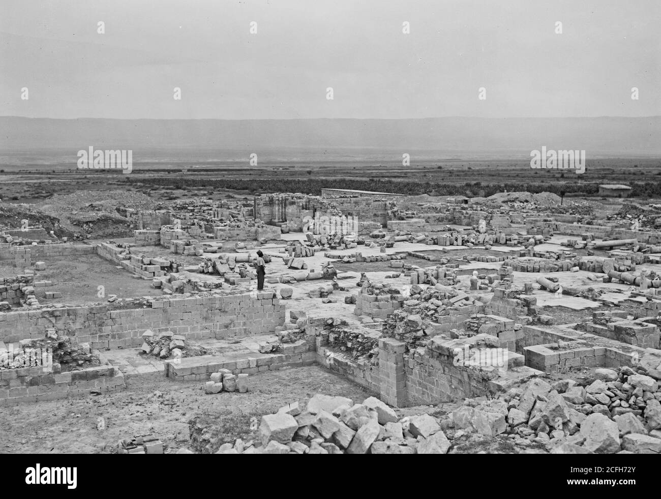 Histoire du Moyen-Orient - fouilles à Khirbet Mefjer près d'Ain el-Sultan Jericho. Vue sur l'est. MTS. [C'est-à-dire les montagnes] de Moab à distance Banque D'Images