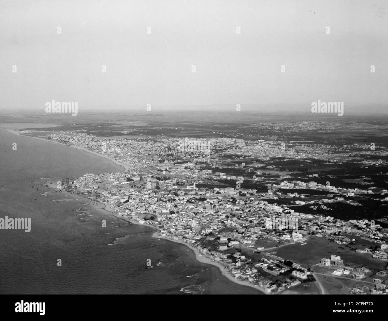 Histoire du Moyen-Orient - vues aériennes de la Palestine. Jaffa Auji River et Levant Fair. Ligne côtière Jaffa-tel Aviv. Vue de N.E. montrant le promontoire de Jaffa qui jante dans la mer Banque D'Images