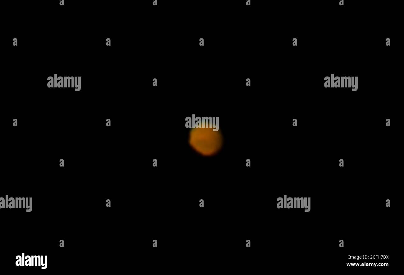 Londres, Royaume-Uni. 5 septembre 2020. La planète Mars apparaît près de la Lune avec une occultation visible depuis le sud de l'Europe. L'aspect rouge de la planète est facilement visible, ici photographié avec un appareil photo numérique à travers un télescope. Crédit : Malcolm Park/Alay Live News Banque D'Images