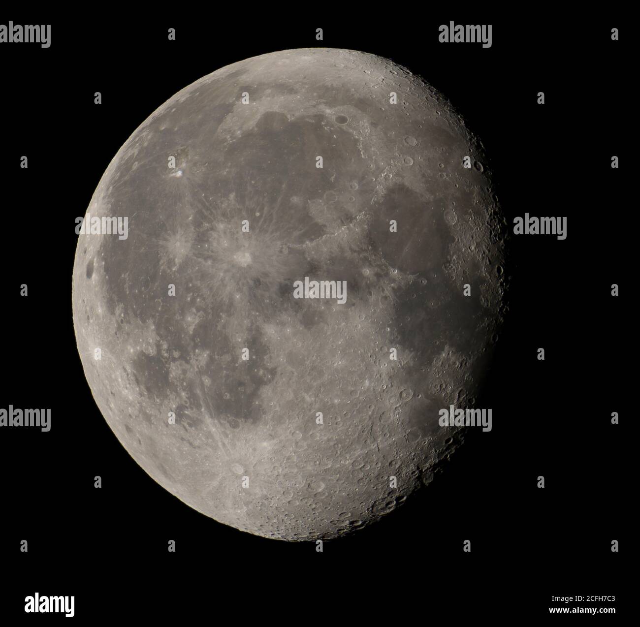 Londres, Royaume-Uni. 5 septembre 2020. La planète Mars apparaît près de la Lune avec une occultation visible depuis le sud de l'Europe. La lune de maïs Gibbous en déclin semble illuminée à 90 % ce soir dans un ciel dégagé au-dessus de Londres. Crédit : Malcolm Park/Alay Live News Banque D'Images