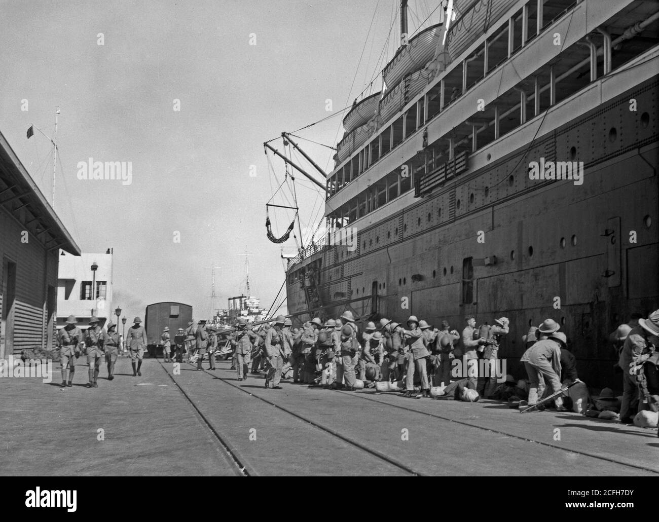 Histoire du Moyen-Orient - troubles de la Palestine 1936. Vue générale des troupes sur le quai de Haïfa après le débarquement du Laurentique qui se profile sur la photo de droite Banque D'Images