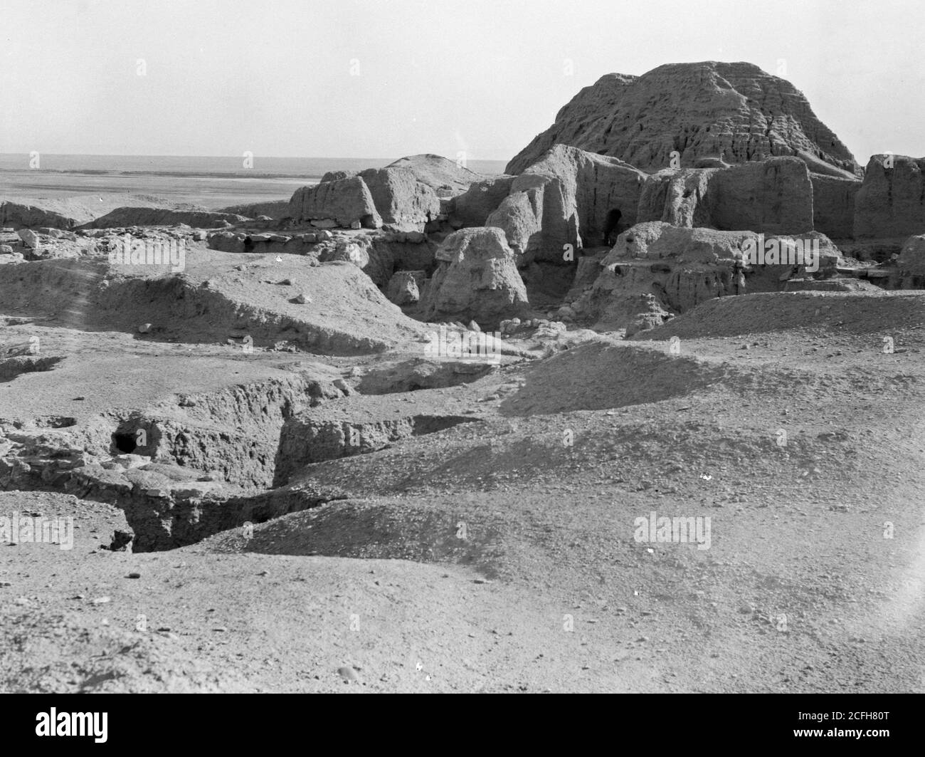 Légende originale: Irak. Ashur (Qalat Sherqat). 40 km au sud de Mossoul. El-Qala'a. Le château. A proximité - emplacement: Irak--Ahur (ville d'extinction) ca. 1932 Banque D'Images