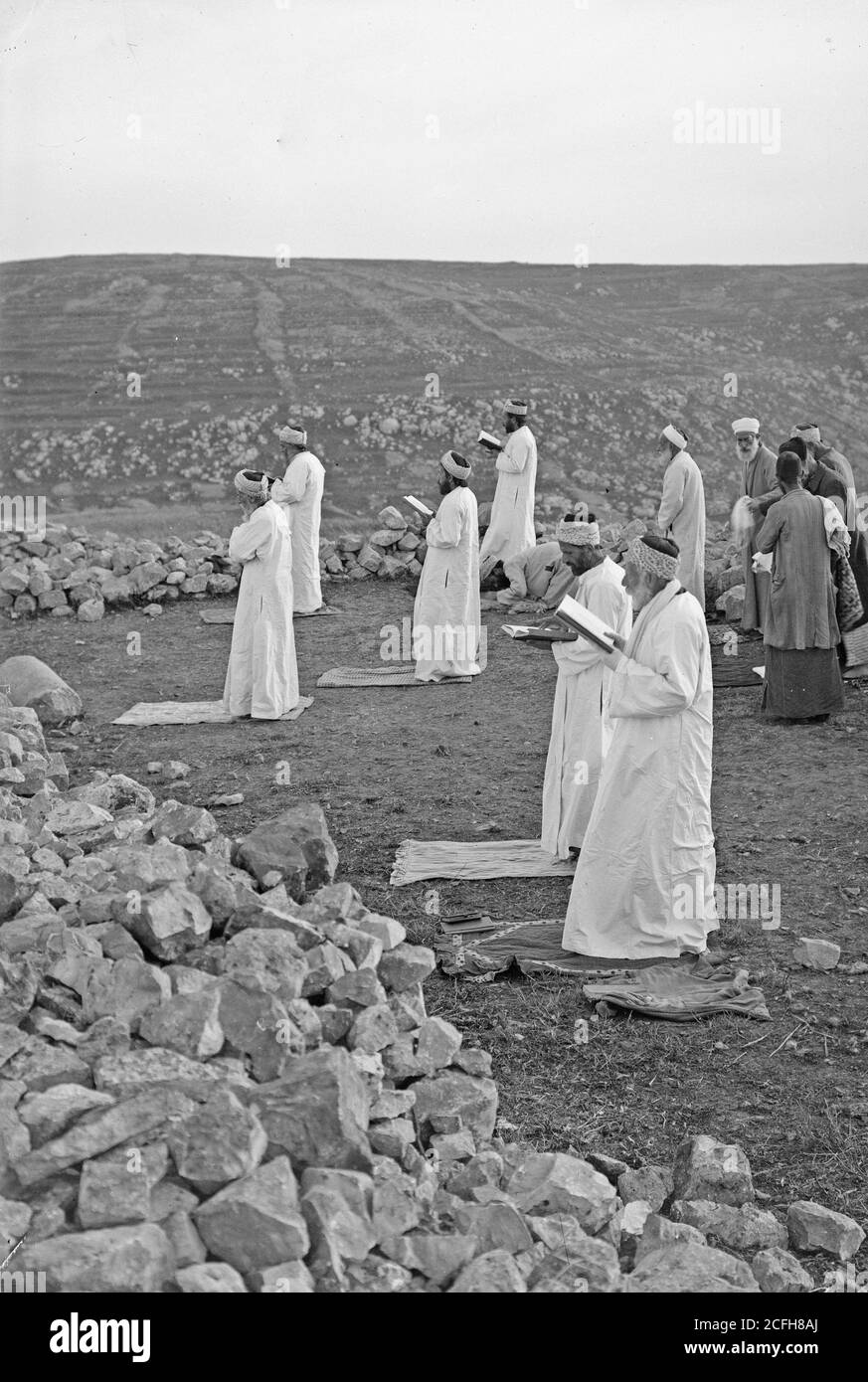 Légende originale: La Pâque Samaritaine sur Mt. Gerizim. Prier debout. - emplacement: Cisjordanie ca. 1900 Banque D'Images