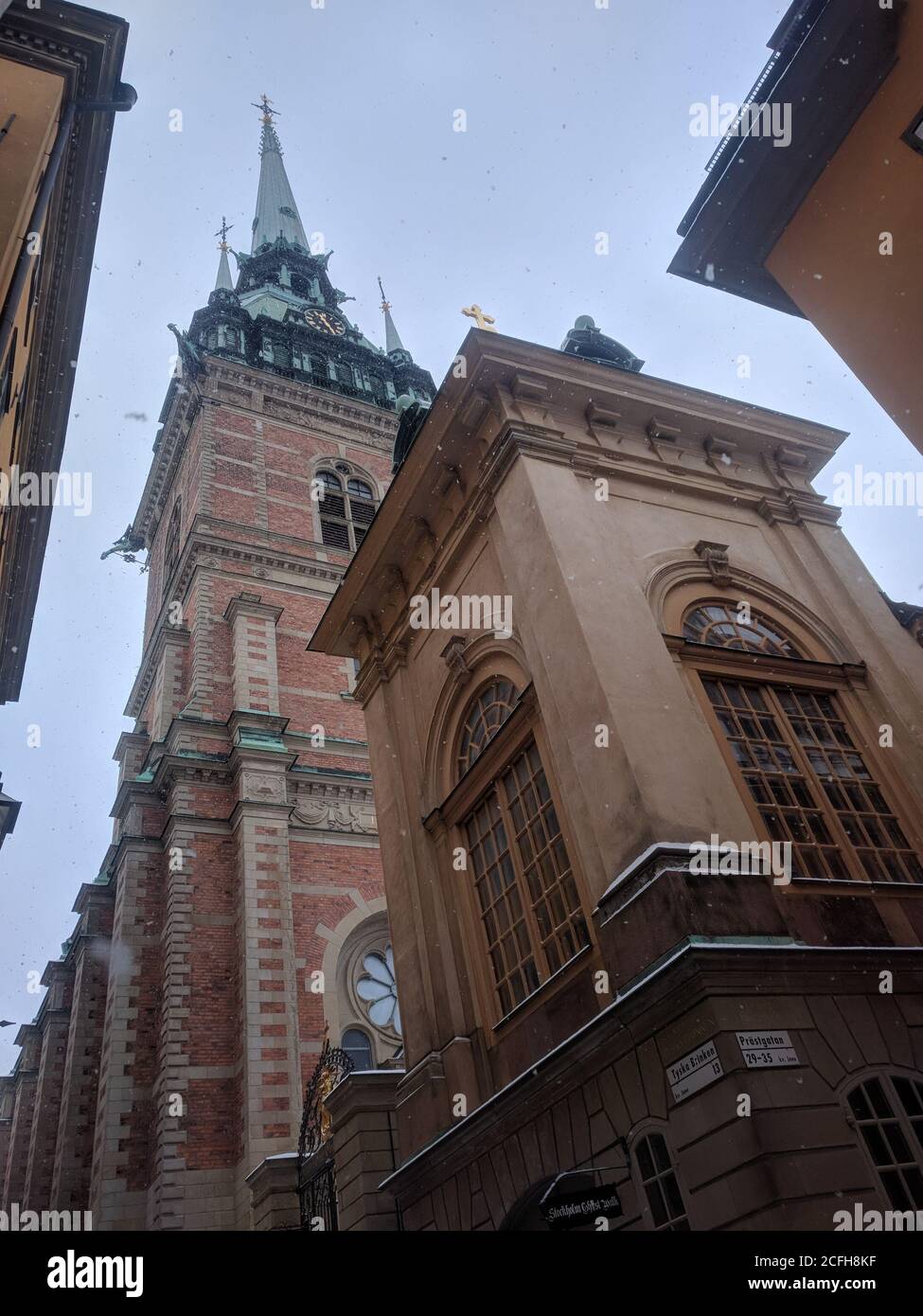 Suède, Stockholm - décembre 23 2018 : vue de l'église allemande ou de l'église Saint Gertrude dans la rue étroite de Stockholm en hiver, le 23 2018 décembre Banque D'Images