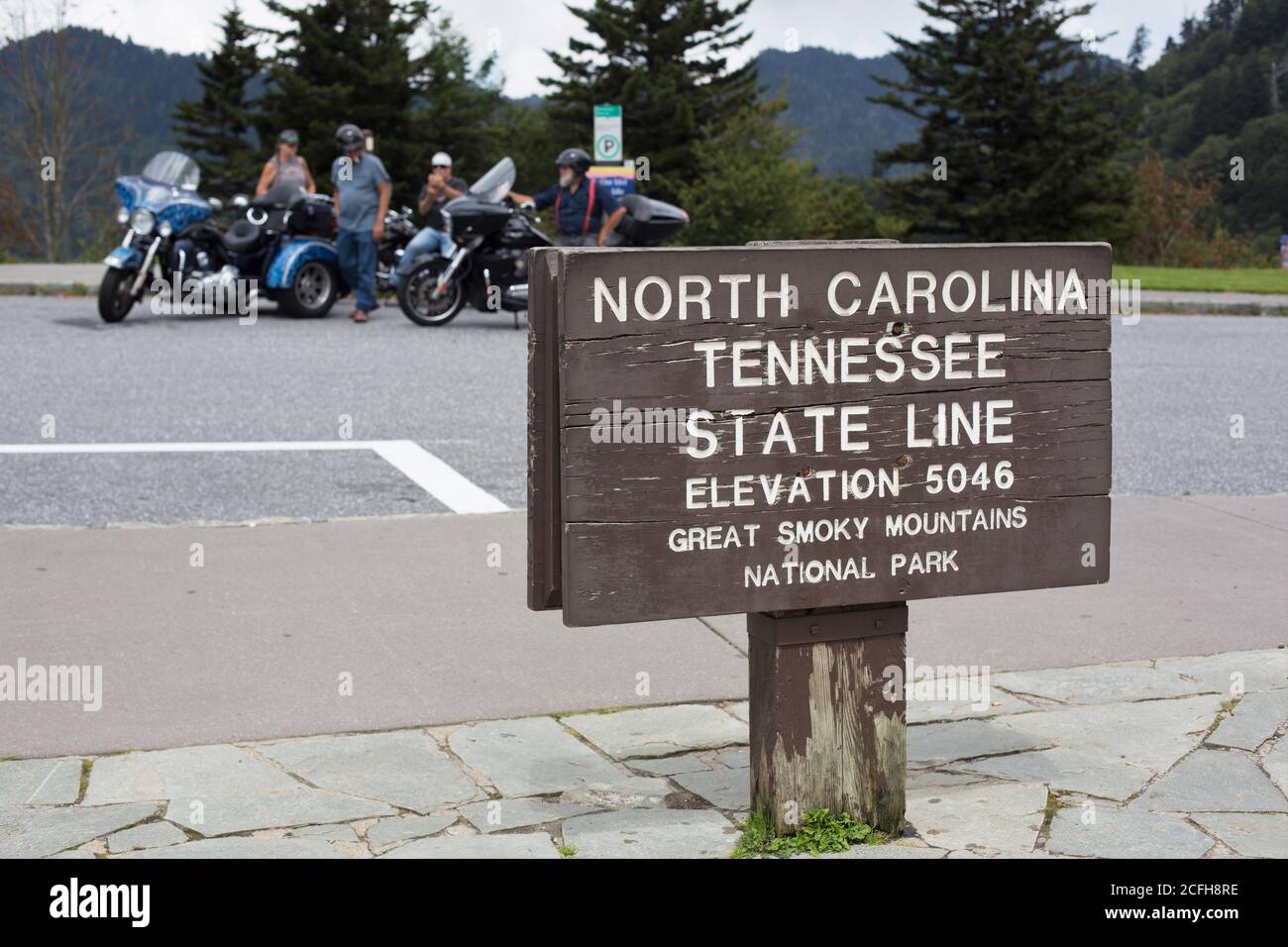 Un panneau sur la ligne d'État de Caroline du Nord et du Tennessee au parc national des Great Smoky Mountains aux États-Unis. Banque D'Images