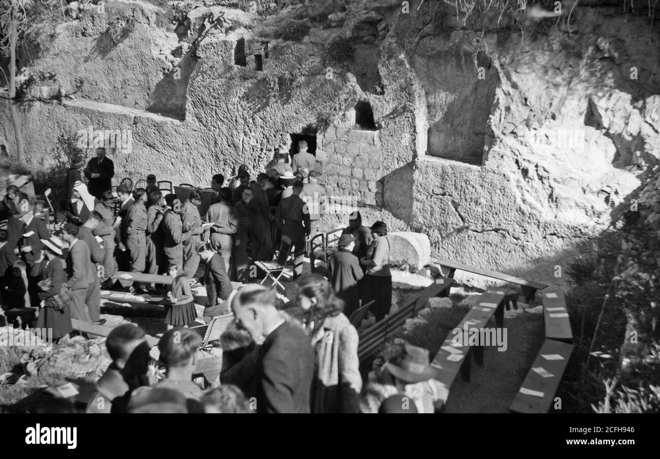 Légende originale : service de Pâques à la tombe du jardin AP. 5 1942 montrant la tombe - emplacement: Jérusalem ca. 1942 Banque D'Images